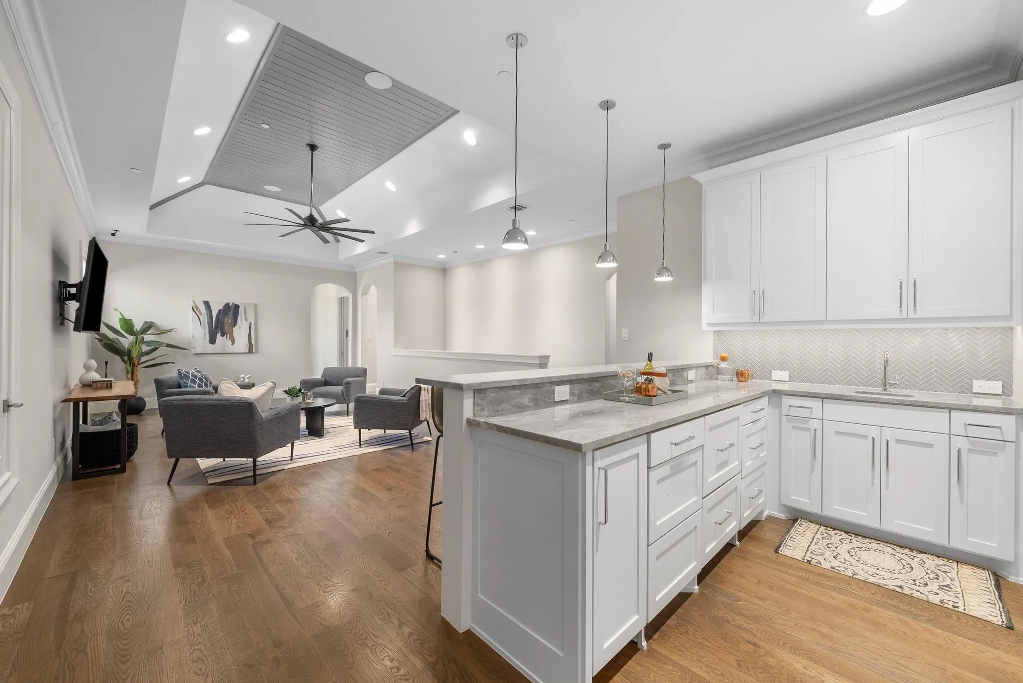 hidden ice maker and dishwasher in upstairs wet bar
