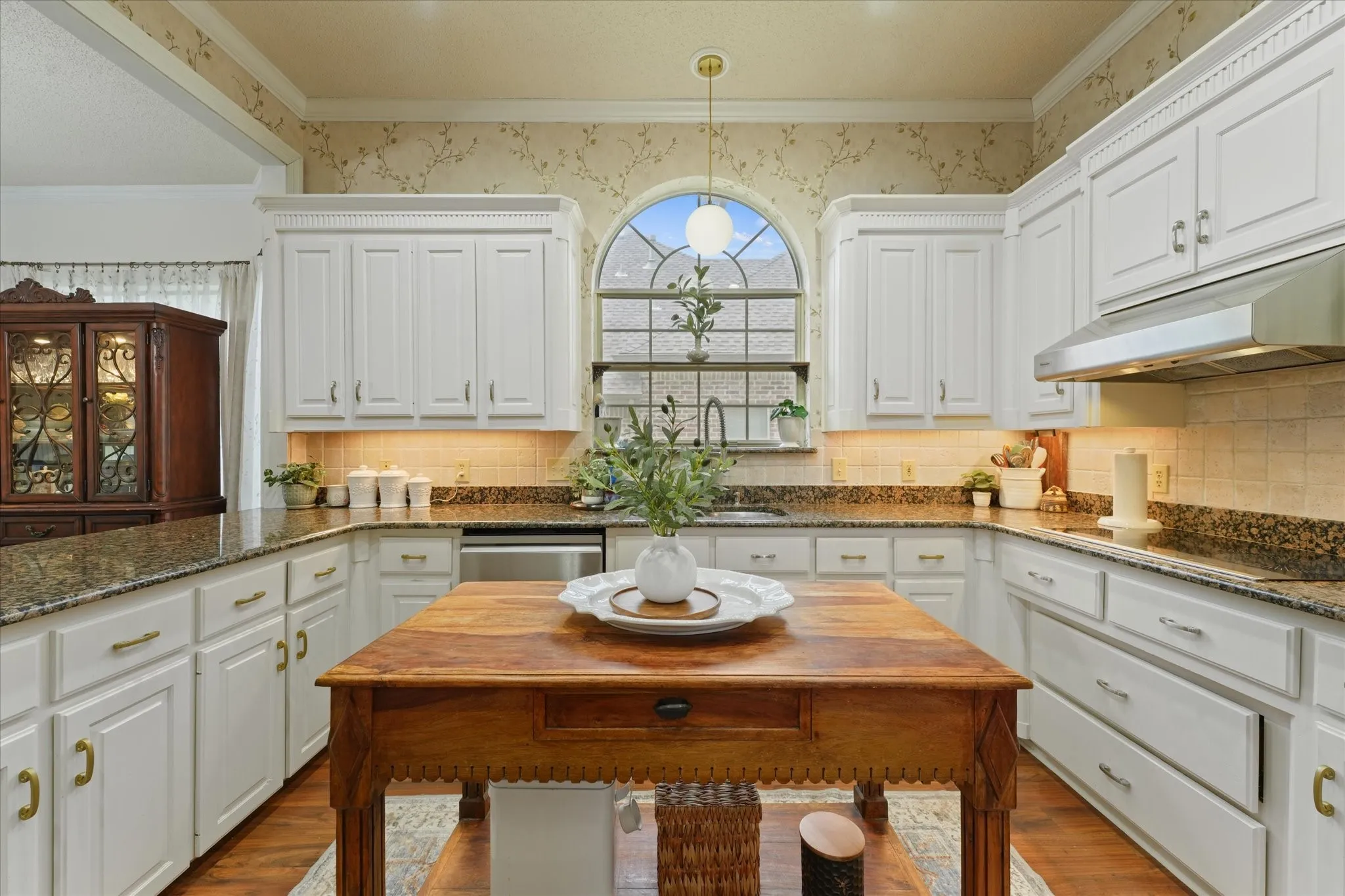 Single Family Residence For Sale in Dallas County , 626 Creekbend Drive, Mesquite, Texas 75149, 4 Bedroom, 4 Bathroom, Garage spaces, 4,664 Sqft, built in 1989, Preowned, Price $650,000, mls#21231601, Real Estate Agent in Mesquite, Homes For Sale in Dallas county, Homes For Sale in Mesquite, Realtor in Mesquite Texas, Real Estate Brokerage Independent Realty Texas, Luminita Cordes Realtor