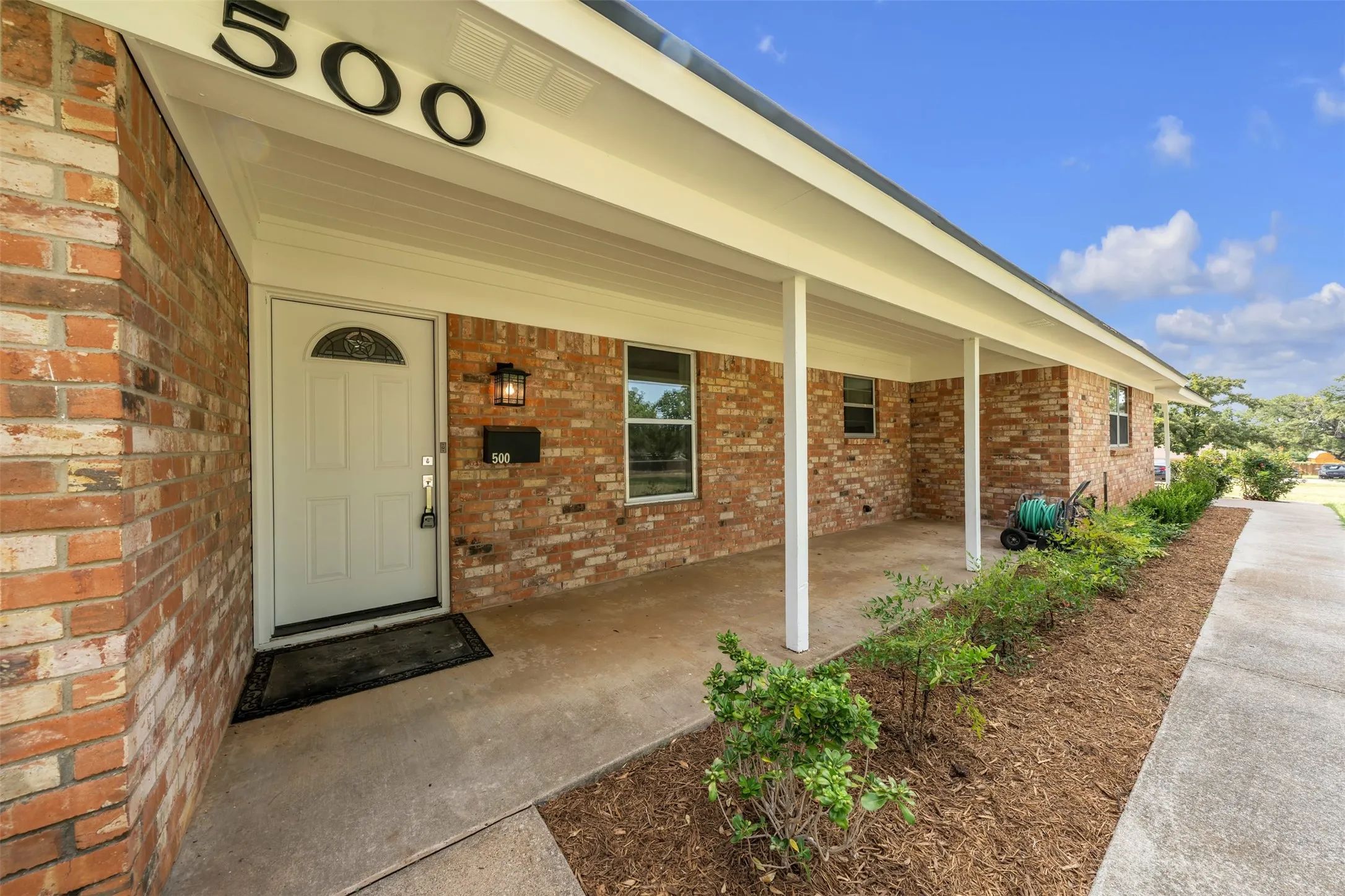 Single Family Residence For Sale in Johnson County , 500 Curtis Road, Burleson, Texas 76028, 3 Bedroom, 2 Bathroom, 2 Garage spaces, 1,662 Sqft, built in 1975, mls#21234078, Real Estate Agent in Burleson, Homes For Sale in Johnson county, Homes For Sale in Burleson, Realtor in Burleson Texas, Real Estate Brokerage Independent Realty Texas, Luminita Cordes Realtor