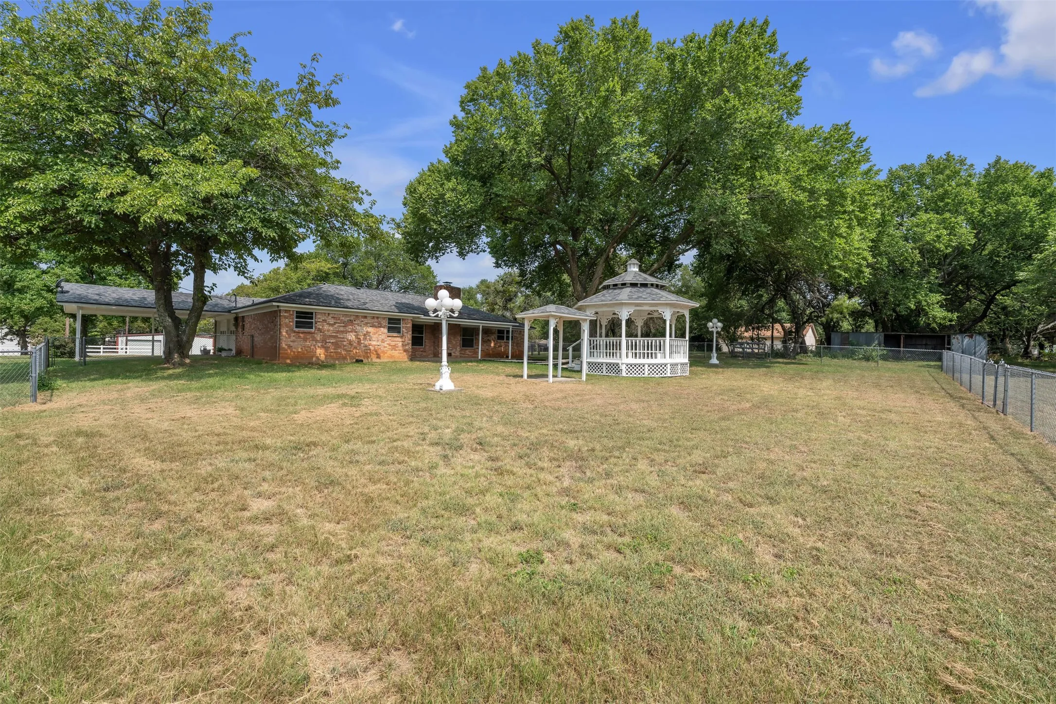 Single Family Residence For Sale in Johnson County , 500 Curtis Road, Burleson, Texas 76028, 3 Bedroom, 2 Bathroom, 2 Garage spaces, 1,662 Sqft, built in 1975, mls#21234078, Real Estate Agent in Burleson, Homes For Sale in Johnson county, Homes For Sale in Burleson, Realtor in Burleson Texas, Real Estate Brokerage Independent Realty Texas, Luminita Cordes Realtor
