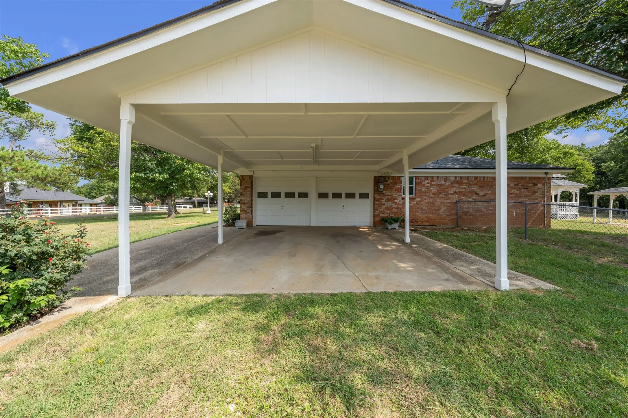 Single Family Residence For Sale in Johnson County , 500 Curtis Road, Burleson, Texas 76028, 3 Bedroom, 2 Bathroom, 2 Garage spaces, 1,662 Sqft, built in 1975, mls#21234078, Real Estate Agent in Burleson, Homes For Sale in Johnson county, Homes For Sale in Burleson, Realtor in Burleson Texas, Real Estate Brokerage Independent Realty Texas, Luminita Cordes Realtor