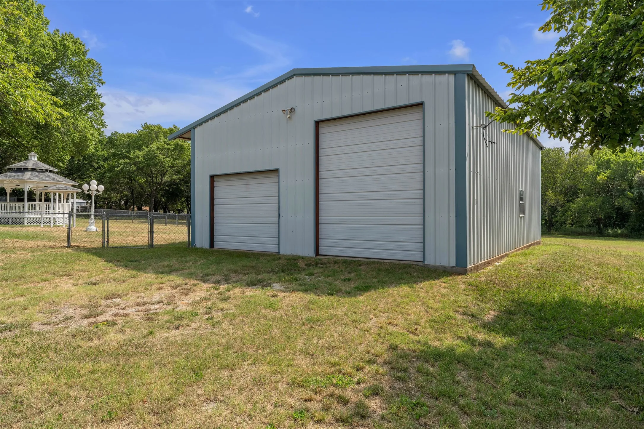 Single Family Residence For Sale in Johnson County , 500 Curtis Road, Burleson, Texas 76028, 3 Bedroom, 2 Bathroom, 2 Garage spaces, 1,662 Sqft, built in 1975, mls#21234078, Real Estate Agent in Burleson, Homes For Sale in Johnson county, Homes For Sale in Burleson, Realtor in Burleson Texas, Real Estate Brokerage Independent Realty Texas, Luminita Cordes Realtor