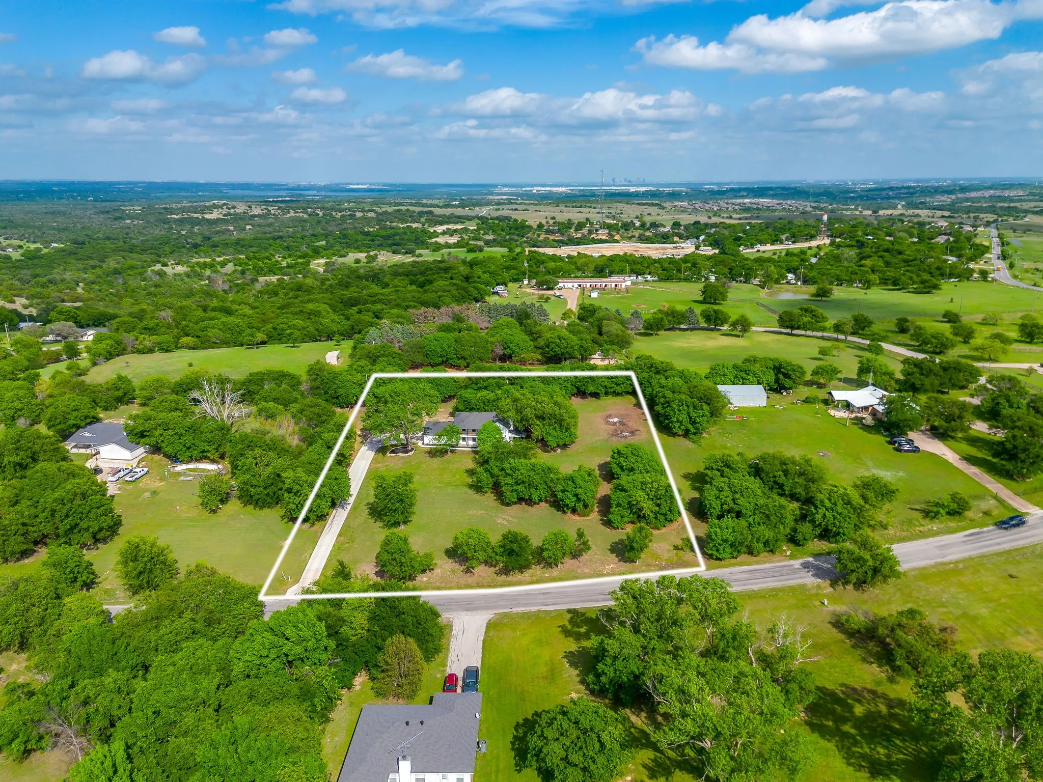 Single Family Residence For Sale in Parker County , 116 Remuda Drive, Fort Worth, Texas 76108, 3 Bedroom, 3 Bathroom, 2 Garage spaces, 2,267 Sqft, built in 1982, Preowned, mls#21243295, Real Estate Agent in Fort Worth, Homes For Sale in Parker county, Homes For Sale in Fort Worth, Realtor in Fort Worth Texas, Real Estate Brokerage Independent Realty Texas, Luminita Cordes Realtor