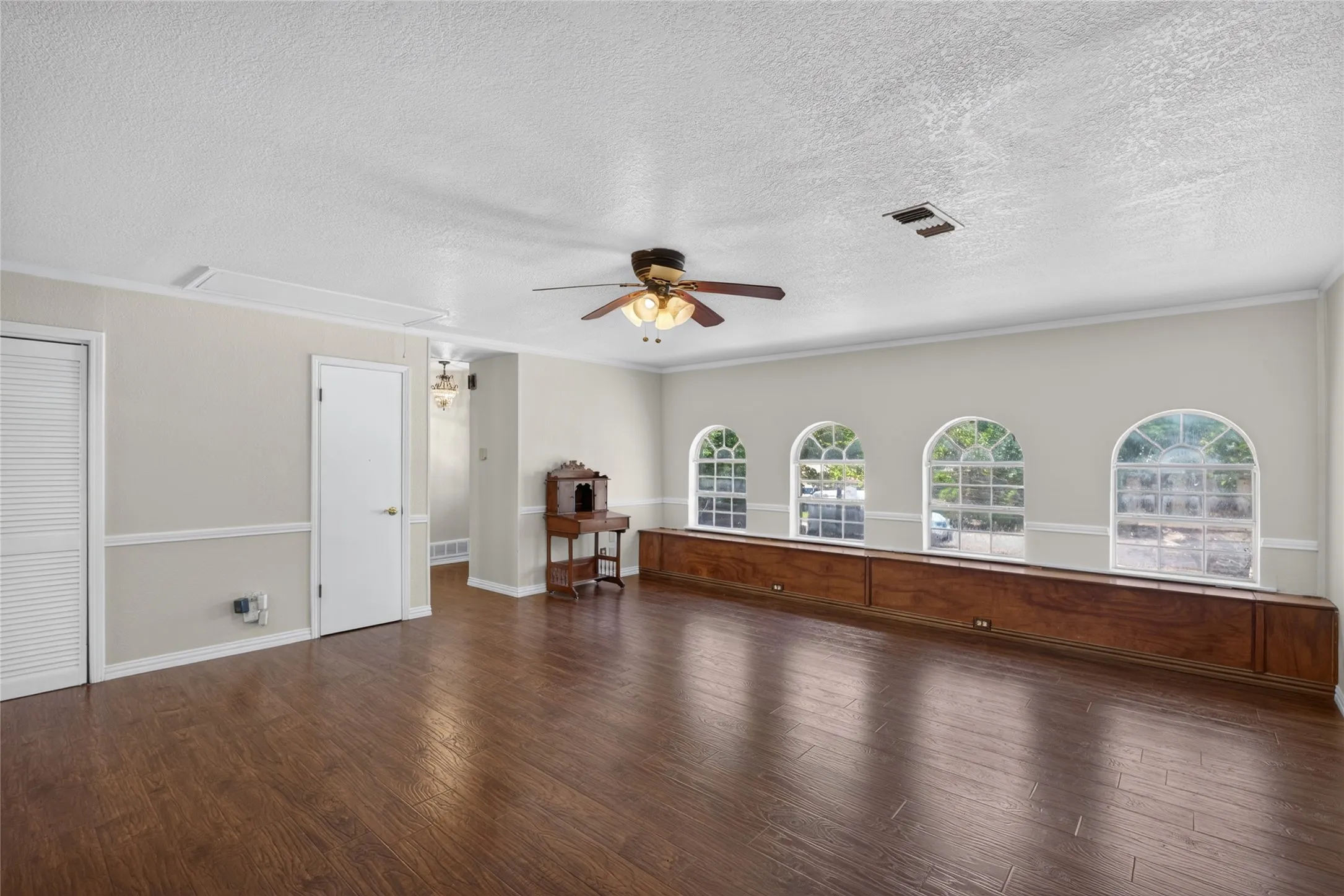 Single Family Residence For Sale in Parker County , 216 Rolling Hills Drive, Aledo, Texas 76008, 3 Bedroom, 2 Bathroom, Garage spaces, 1,698 Sqft, built in 1973, mls#21240447, Real Estate Agent in Aledo, Homes For Sale in Parker county, Homes For Sale in Aledo, Realtor in Aledo Texas, Real Estate Brokerage Independent Realty Texas, Luminita Cordes Realtor