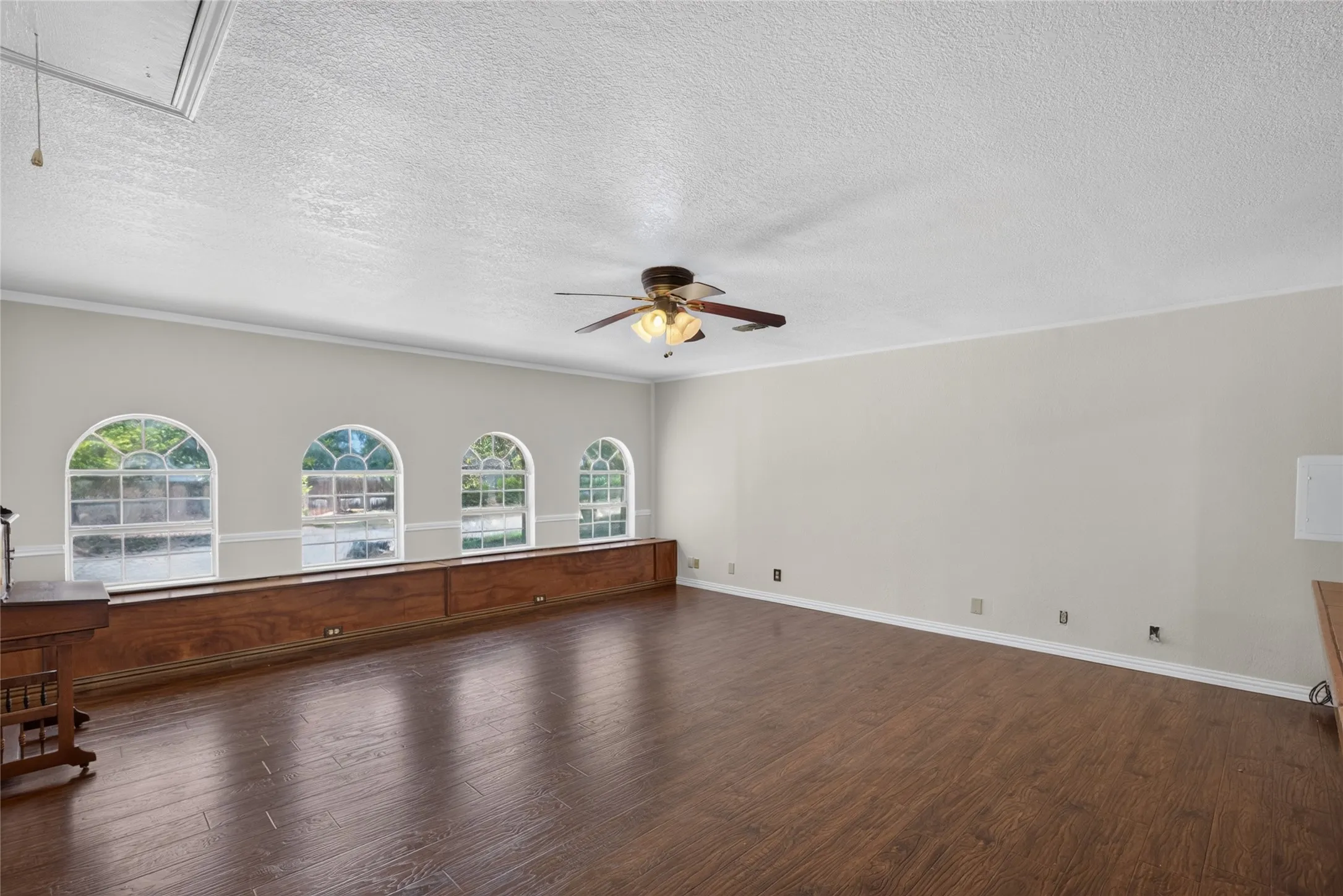 Single Family Residence For Sale in Parker County , 216 Rolling Hills Drive, Aledo, Texas 76008, 3 Bedroom, 2 Bathroom, Garage spaces, 1,698 Sqft, built in 1973, mls#21240447, Real Estate Agent in Aledo, Homes For Sale in Parker county, Homes For Sale in Aledo, Realtor in Aledo Texas, Real Estate Brokerage Independent Realty Texas, Luminita Cordes Realtor