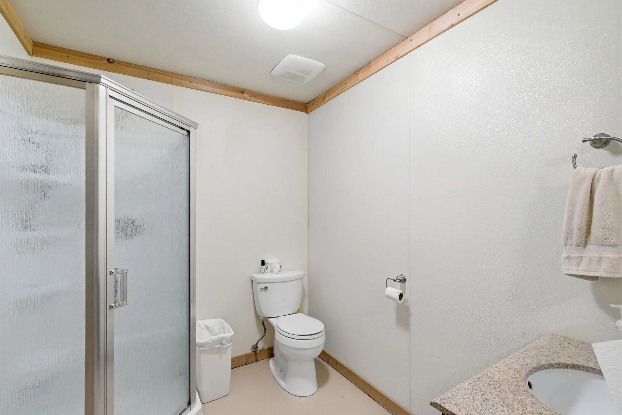 Full bathroom inside the bonus room area