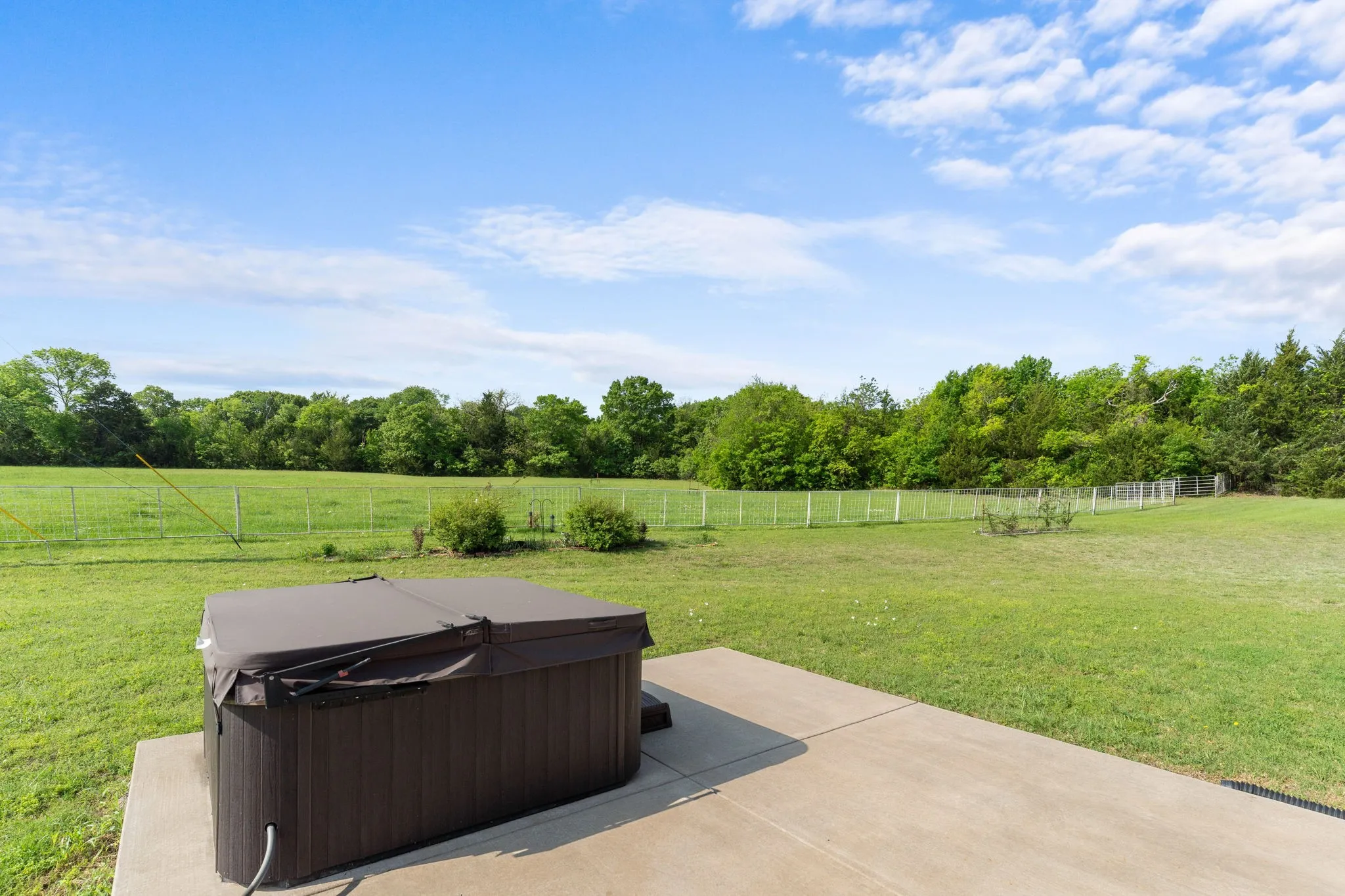 RELAX! Jacuzzi hot tub with privacy and views of pasture