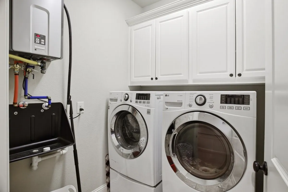 Townhouse For Sale in Tarrant County , 5026 Pershing Avenue, Fort Worth, Texas 76107, 2 Bedroom, 3 Bathroom, 1 Garage spaces, 2,320 Sqft, built in 2011, Preowned, mls#21242581, Real Estate Agent in Fort Worth, Homes For Sale in Tarrant county, Homes For Sale in Fort Worth, Realtor in Fort Worth Texas, Real Estate Brokerage Independent Realty Texas, Luminita Cordes Realtor