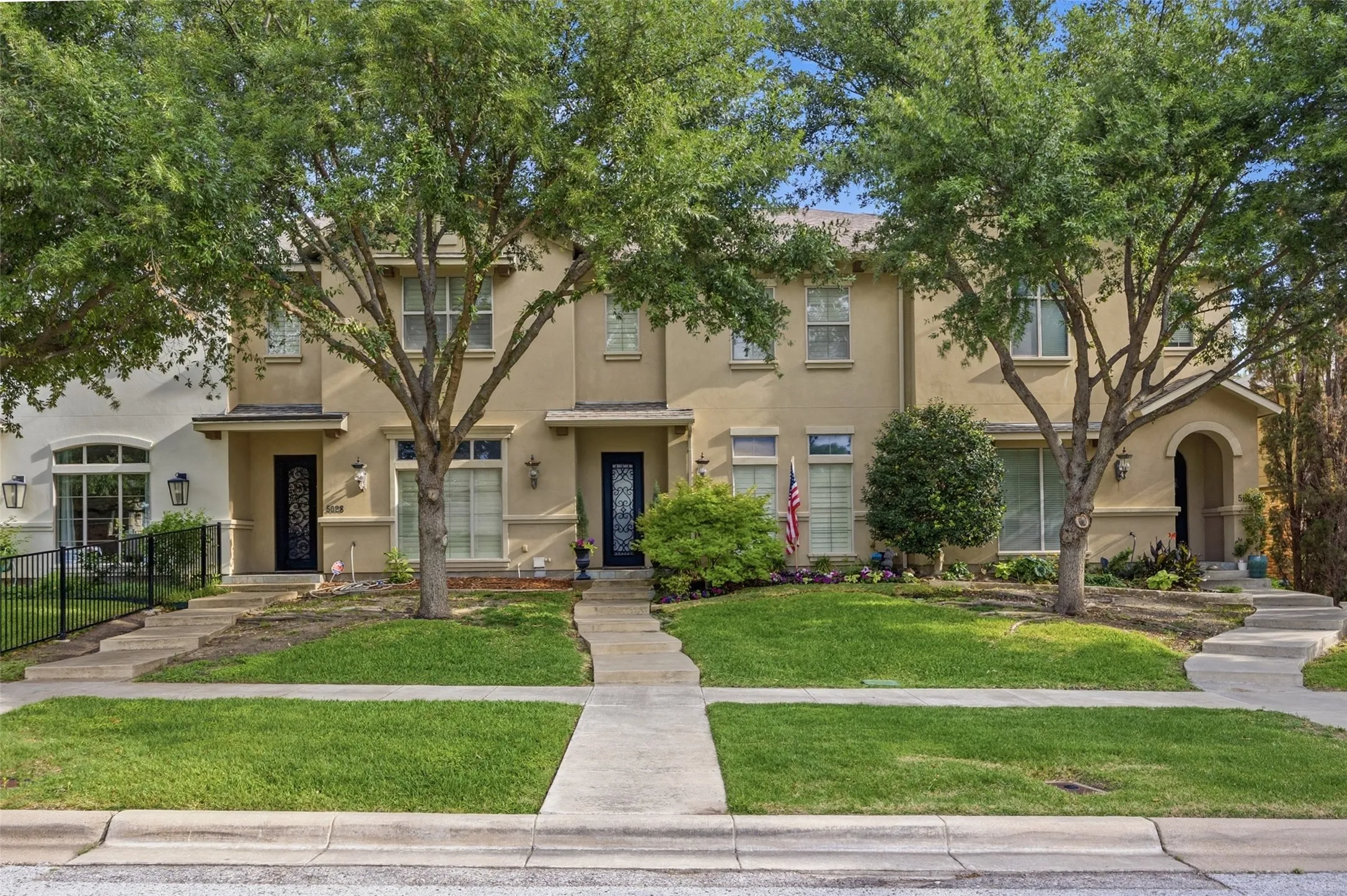Townhouse For Sale in Tarrant County , 5026 Pershing Avenue, Fort Worth, Texas 76107, 2 Bedroom, 3 Bathroom, 1 Garage spaces, 2,320 Sqft, built in 2011, Preowned, mls#21242581, Real Estate Agent in Fort Worth, Homes For Sale in Tarrant county, Homes For Sale in Fort Worth, Realtor in Fort Worth Texas, Real Estate Brokerage Independent Realty Texas, Luminita Cordes Realtor
