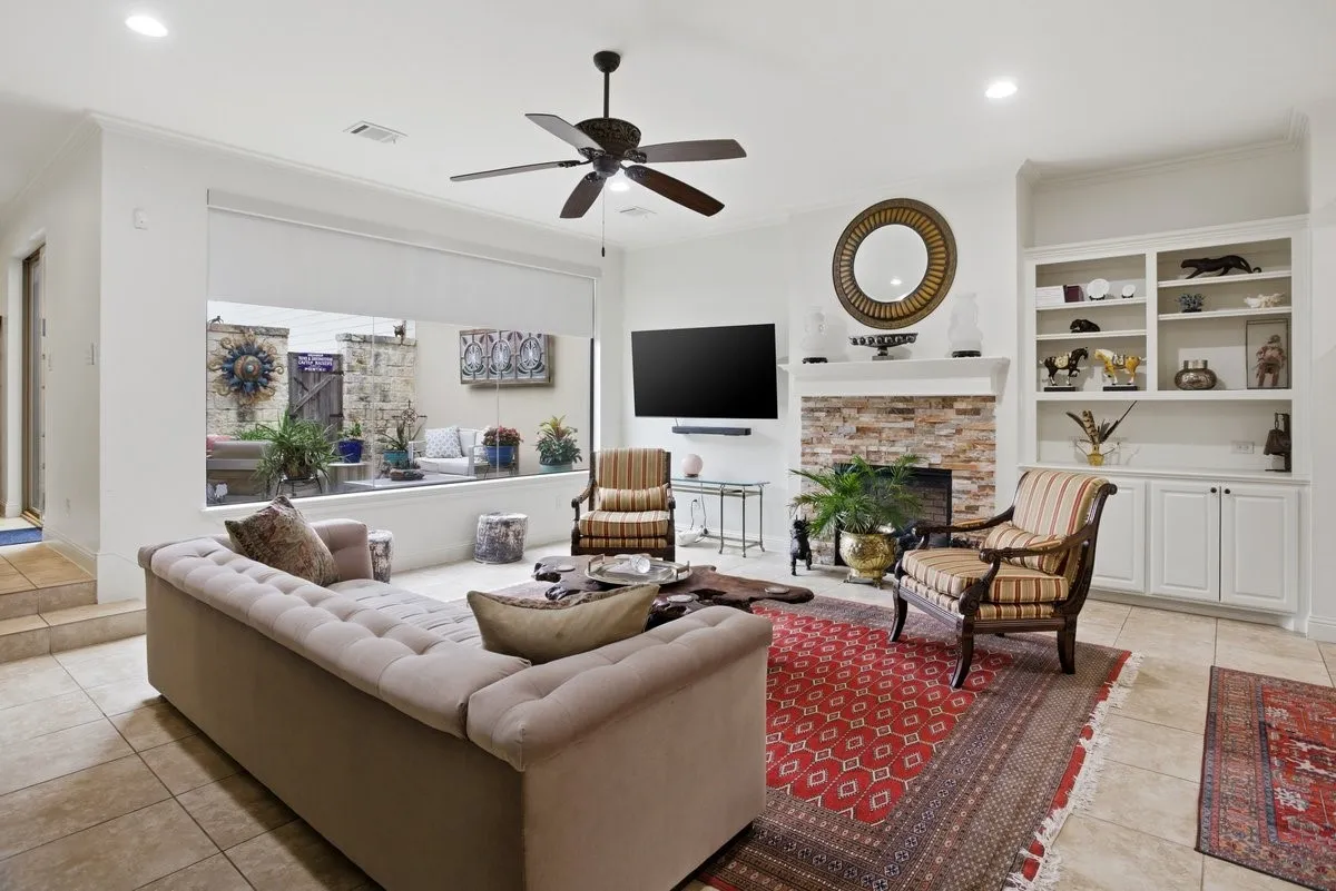 Townhouse For Sale in Tarrant County , 5026 Pershing Avenue, Fort Worth, Texas 76107, 2 Bedroom, 3 Bathroom, 1 Garage spaces, 2,320 Sqft, built in 2011, Preowned, mls#21242581, Real Estate Agent in Fort Worth, Homes For Sale in Tarrant county, Homes For Sale in Fort Worth, Realtor in Fort Worth Texas, Real Estate Brokerage Independent Realty Texas, Luminita Cordes Realtor