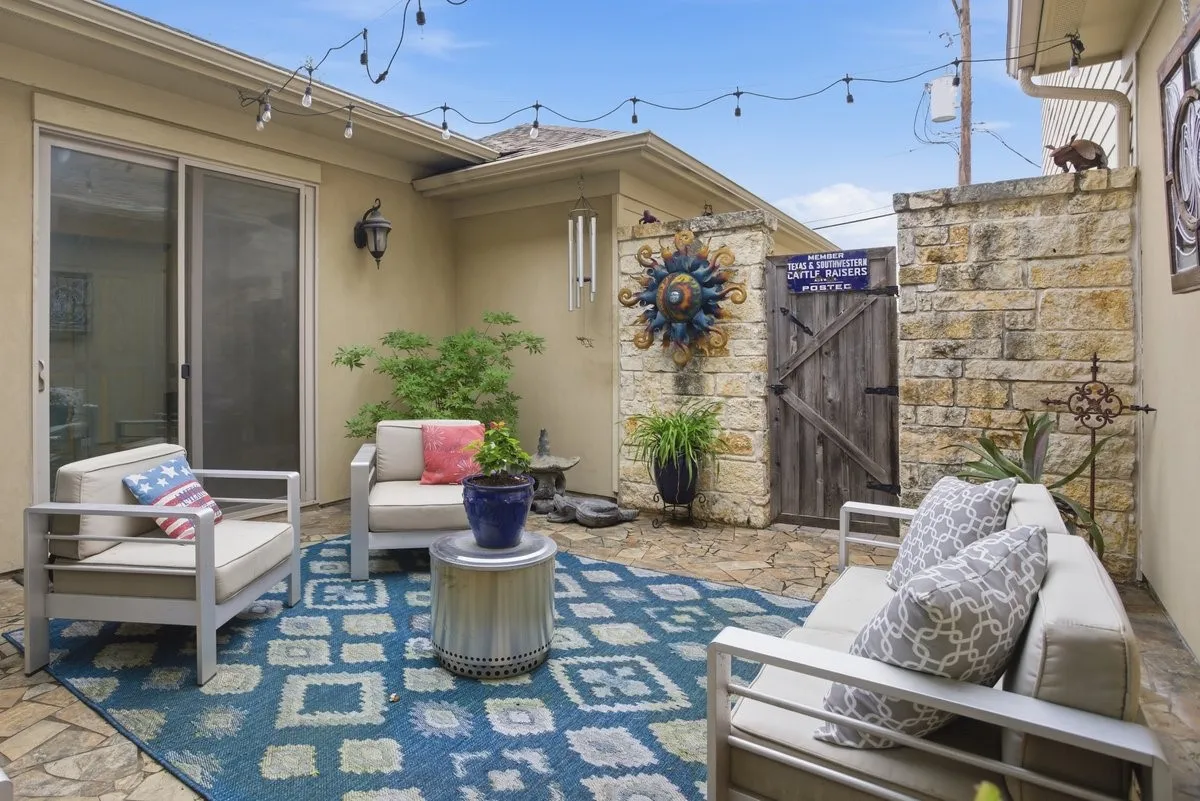 Townhouse For Sale in Tarrant County , 5026 Pershing Avenue, Fort Worth, Texas 76107, 2 Bedroom, 3 Bathroom, 1 Garage spaces, 2,320 Sqft, built in 2011, Preowned, mls#21242581, Real Estate Agent in Fort Worth, Homes For Sale in Tarrant county, Homes For Sale in Fort Worth, Realtor in Fort Worth Texas, Real Estate Brokerage Independent Realty Texas, Luminita Cordes Realtor