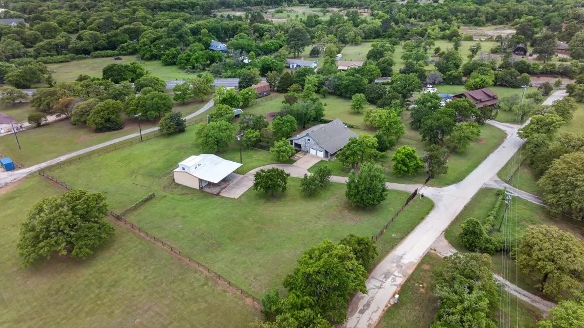 Single Family Residence For Sale in Johnson County , 4609 Slayton Road, Cleburne, Texas 76031, 3 Bedroom, 2 Bathroom, 2 Garage spaces, 2,451 Sqft, built in 1993, mls#21242357, Real Estate Agent in Cleburne, Homes For Sale in Johnson county, Homes For Sale in Cleburne, Realtor in Cleburne Texas, Real Estate Brokerage Independent Realty Texas, Luminita Cordes Realtor