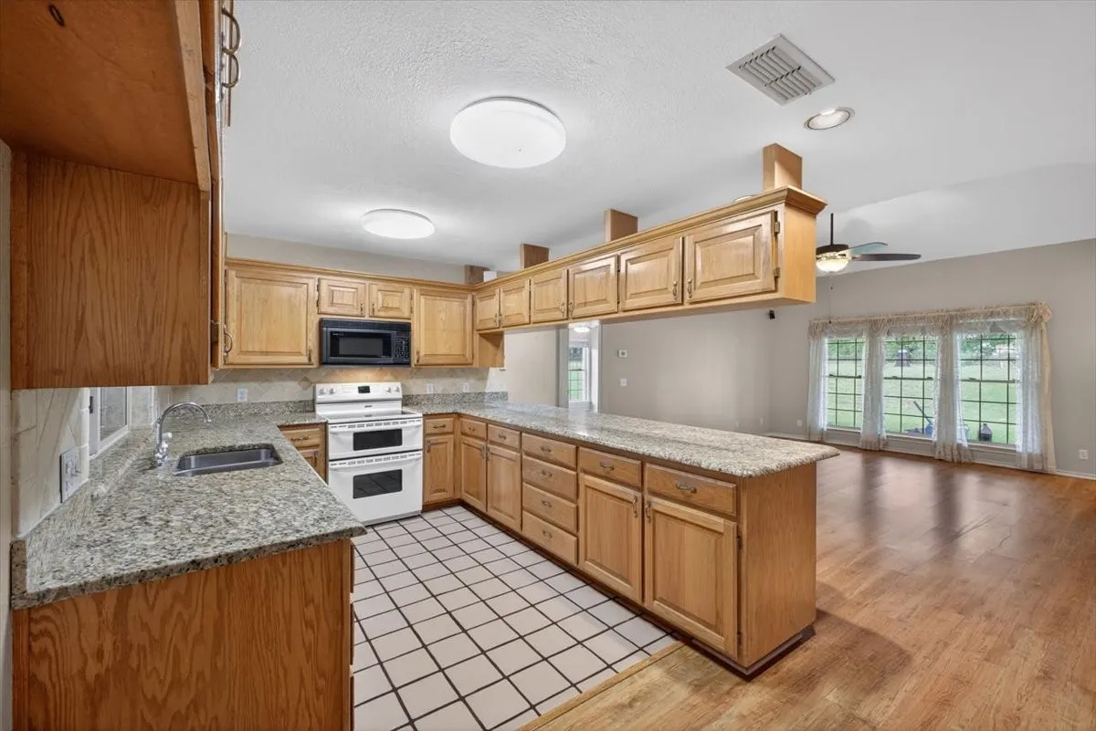 Single Family Residence For Sale in Johnson County , 4609 Slayton Road, Cleburne, Texas 76031, 3 Bedroom, 2 Bathroom, 2 Garage spaces, 2,451 Sqft, built in 1993, mls#21242357, Real Estate Agent in Cleburne, Homes For Sale in Johnson county, Homes For Sale in Cleburne, Realtor in Cleburne Texas, Real Estate Brokerage Independent Realty Texas, Luminita Cordes Realtor