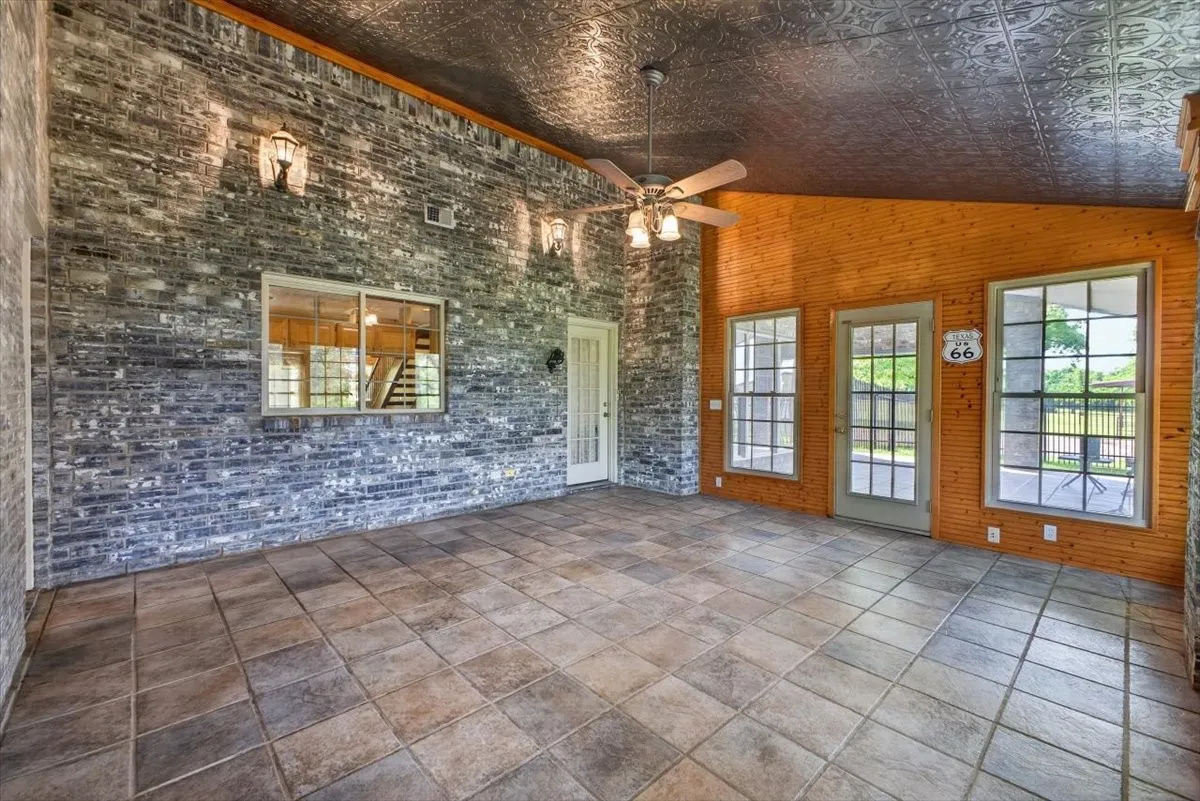 Single Family Residence For Sale in Johnson County , 4609 Slayton Road, Cleburne, Texas 76031, 3 Bedroom, 2 Bathroom, 2 Garage spaces, 2,451 Sqft, built in 1993, mls#21242357, Real Estate Agent in Cleburne, Homes For Sale in Johnson county, Homes For Sale in Cleburne, Realtor in Cleburne Texas, Real Estate Brokerage Independent Realty Texas, Luminita Cordes Realtor