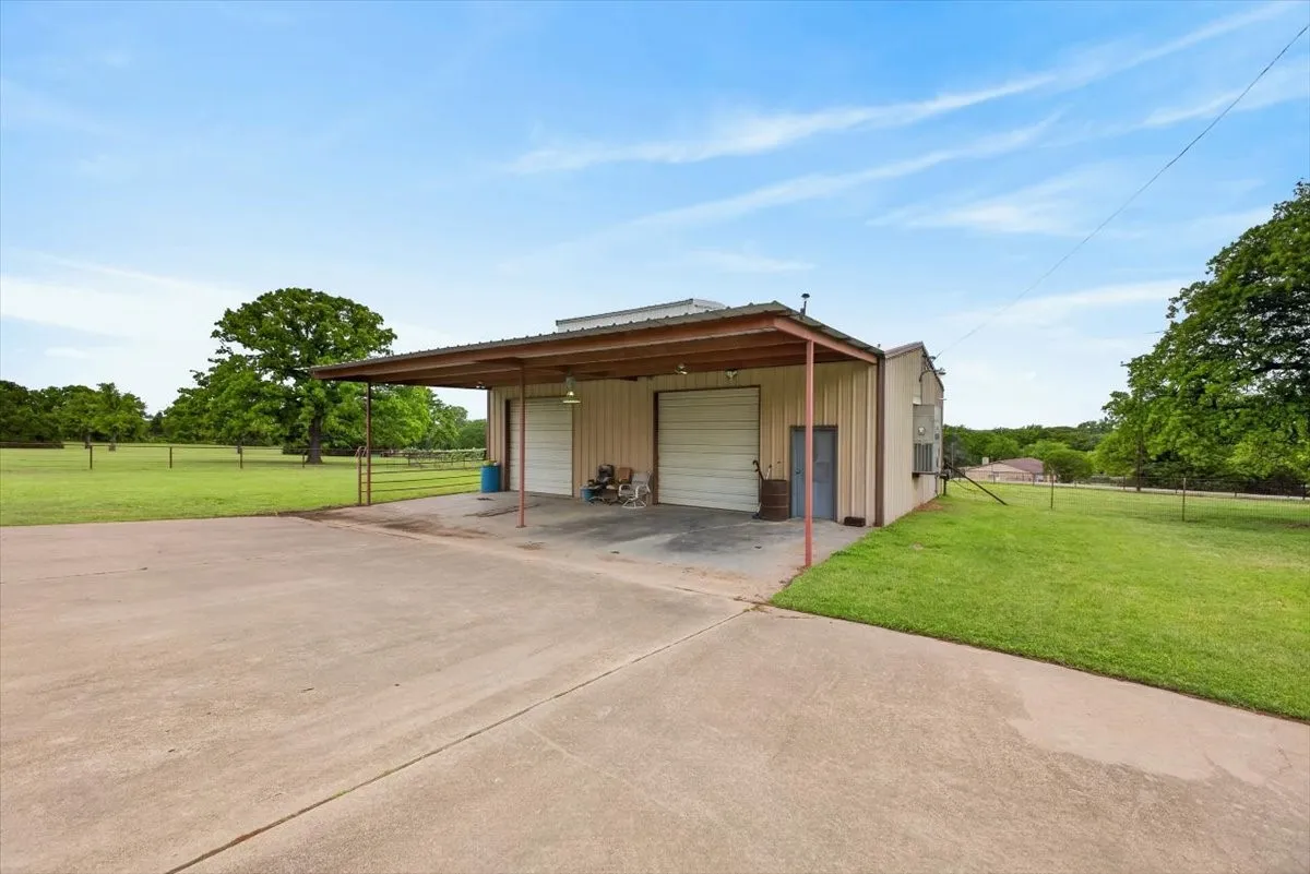 Single Family Residence For Sale in Johnson County , 4609 Slayton Road, Cleburne, Texas 76031, 3 Bedroom, 2 Bathroom, 2 Garage spaces, 2,451 Sqft, built in 1993, mls#21242357, Real Estate Agent in Cleburne, Homes For Sale in Johnson county, Homes For Sale in Cleburne, Realtor in Cleburne Texas, Real Estate Brokerage Independent Realty Texas, Luminita Cordes Realtor
