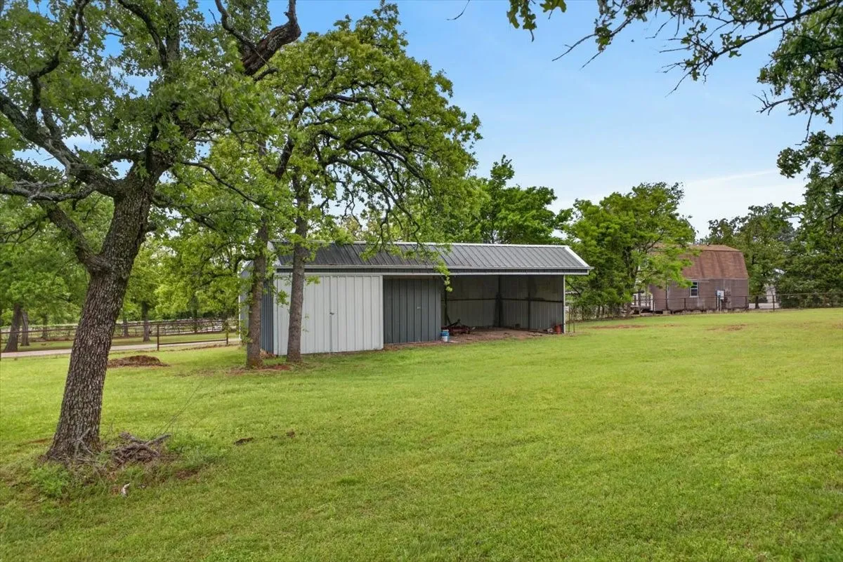 Single Family Residence For Sale in Johnson County , 4609 Slayton Road, Cleburne, Texas 76031, 3 Bedroom, 2 Bathroom, 2 Garage spaces, 2,451 Sqft, built in 1993, mls#21242357, Real Estate Agent in Cleburne, Homes For Sale in Johnson county, Homes For Sale in Cleburne, Realtor in Cleburne Texas, Real Estate Brokerage Independent Realty Texas, Luminita Cordes Realtor