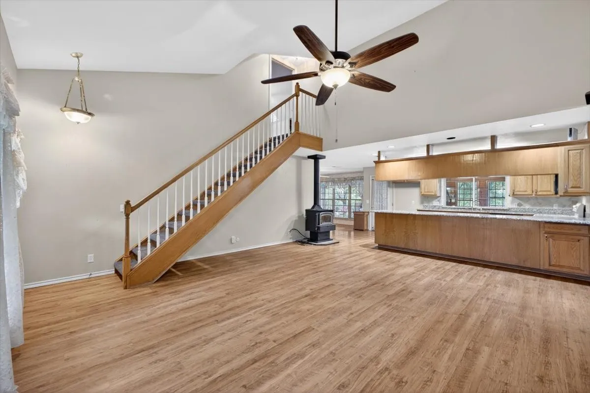 Single Family Residence For Sale in Johnson County , 4609 Slayton Road, Cleburne, Texas 76031, 3 Bedroom, 2 Bathroom, 2 Garage spaces, 2,451 Sqft, built in 1993, mls#21242357, Real Estate Agent in Cleburne, Homes For Sale in Johnson county, Homes For Sale in Cleburne, Realtor in Cleburne Texas, Real Estate Brokerage Independent Realty Texas, Luminita Cordes Realtor