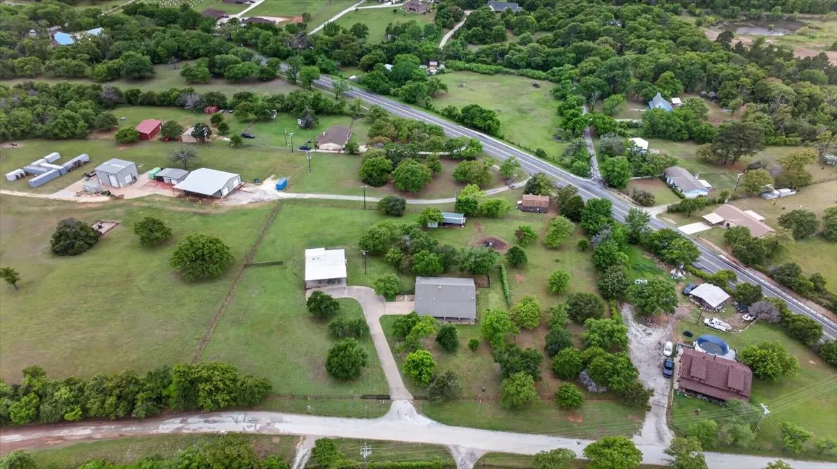 Single Family Residence For Sale in Johnson County , 4609 Slayton Road, Cleburne, Texas 76031, 3 Bedroom, 2 Bathroom, 2 Garage spaces, 2,451 Sqft, built in 1993, mls#21242357, Real Estate Agent in Cleburne, Homes For Sale in Johnson county, Homes For Sale in Cleburne, Realtor in Cleburne Texas, Real Estate Brokerage Independent Realty Texas, Luminita Cordes Realtor