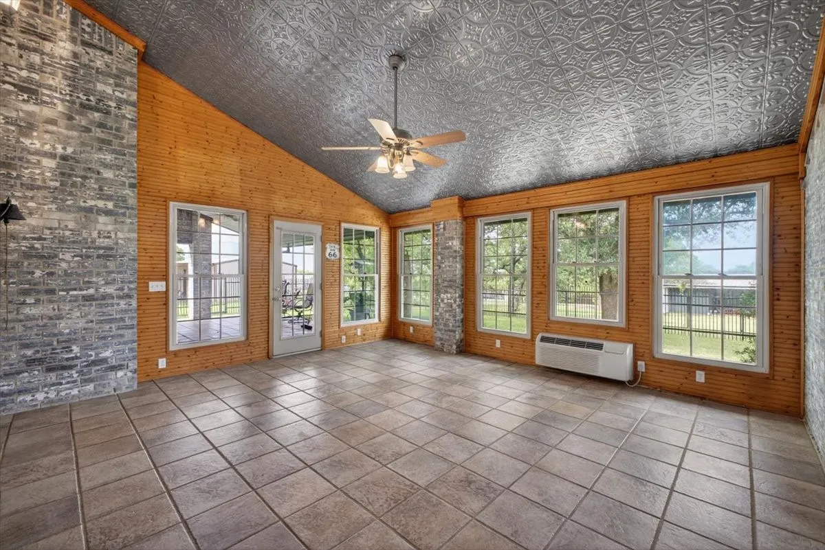 Single Family Residence For Sale in Johnson County , 4609 Slayton Road, Cleburne, Texas 76031, 3 Bedroom, 2 Bathroom, 2 Garage spaces, 2,451 Sqft, built in 1993, mls#21242357, Real Estate Agent in Cleburne, Homes For Sale in Johnson county, Homes For Sale in Cleburne, Realtor in Cleburne Texas, Real Estate Brokerage Independent Realty Texas, Luminita Cordes Realtor