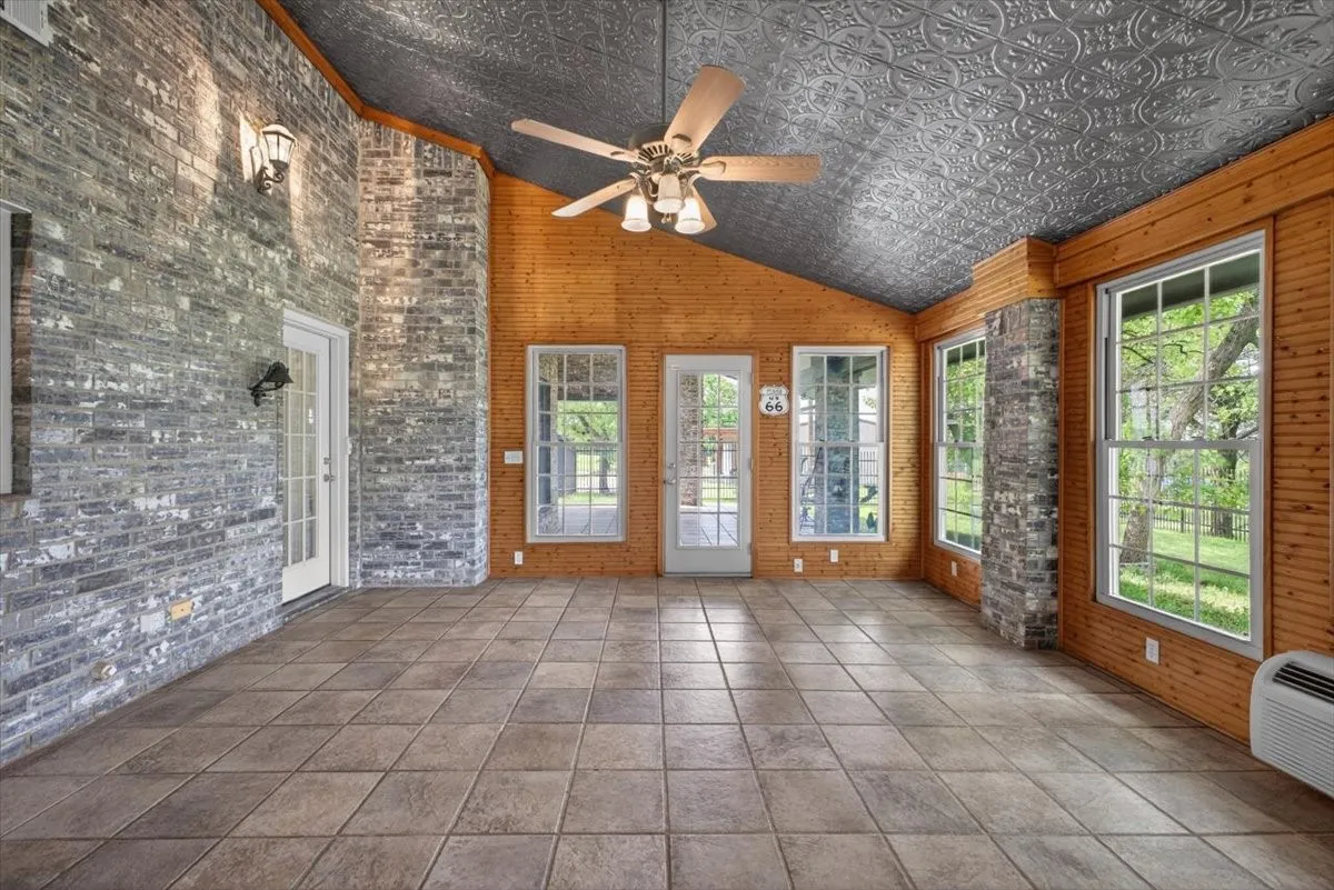 Single Family Residence For Sale in Johnson County , 4609 Slayton Road, Cleburne, Texas 76031, 3 Bedroom, 2 Bathroom, 2 Garage spaces, 2,451 Sqft, built in 1993, mls#21242357, Real Estate Agent in Cleburne, Homes For Sale in Johnson county, Homes For Sale in Cleburne, Realtor in Cleburne Texas, Real Estate Brokerage Independent Realty Texas, Luminita Cordes Realtor