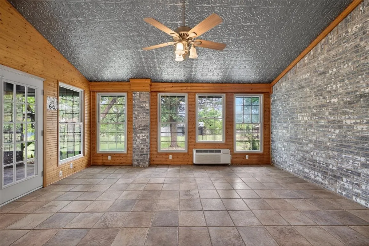 Single Family Residence For Sale in Johnson County , 4609 Slayton Road, Cleburne, Texas 76031, 3 Bedroom, 2 Bathroom, 2 Garage spaces, 2,451 Sqft, built in 1993, mls#21242357, Real Estate Agent in Cleburne, Homes For Sale in Johnson county, Homes For Sale in Cleburne, Realtor in Cleburne Texas, Real Estate Brokerage Independent Realty Texas, Luminita Cordes Realtor