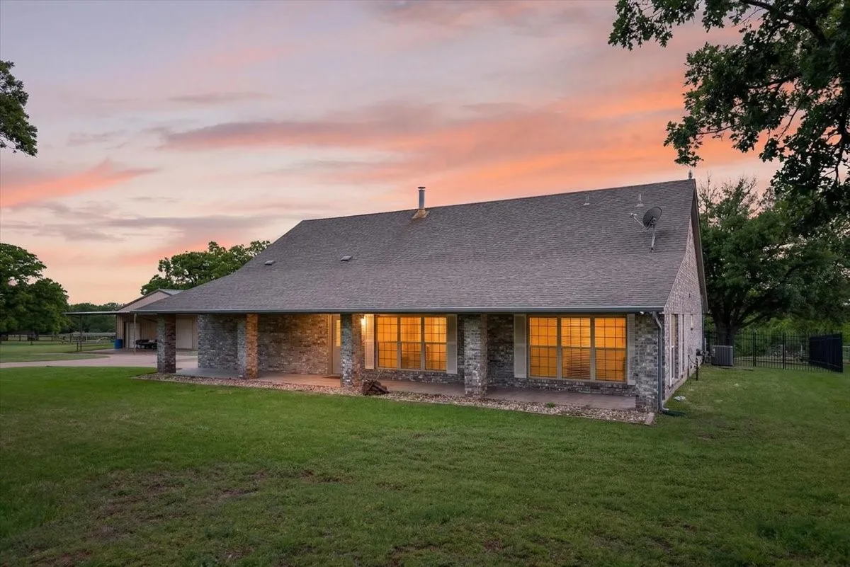 Single Family Residence For Sale in Johnson County , 4609 Slayton Road, Cleburne, Texas 76031, 3 Bedroom, 2 Bathroom, 2 Garage spaces, 2,451 Sqft, built in 1993, mls#21242357, Real Estate Agent in Cleburne, Homes For Sale in Johnson county, Homes For Sale in Cleburne, Realtor in Cleburne Texas, Real Estate Brokerage Independent Realty Texas, Luminita Cordes Realtor