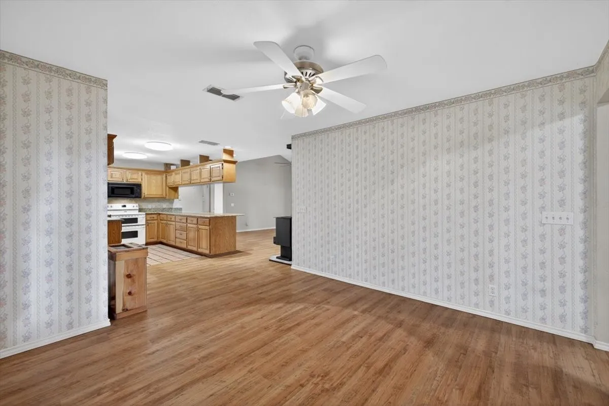 Single Family Residence For Sale in Johnson County , 4609 Slayton Road, Cleburne, Texas 76031, 3 Bedroom, 2 Bathroom, 2 Garage spaces, 2,451 Sqft, built in 1993, mls#21242357, Real Estate Agent in Cleburne, Homes For Sale in Johnson county, Homes For Sale in Cleburne, Realtor in Cleburne Texas, Real Estate Brokerage Independent Realty Texas, Luminita Cordes Realtor
