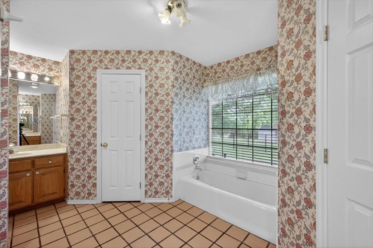 Single Family Residence For Sale in Johnson County , 4609 Slayton Road, Cleburne, Texas 76031, 3 Bedroom, 2 Bathroom, 2 Garage spaces, 2,451 Sqft, built in 1993, mls#21242357, Real Estate Agent in Cleburne, Homes For Sale in Johnson county, Homes For Sale in Cleburne, Realtor in Cleburne Texas, Real Estate Brokerage Independent Realty Texas, Luminita Cordes Realtor