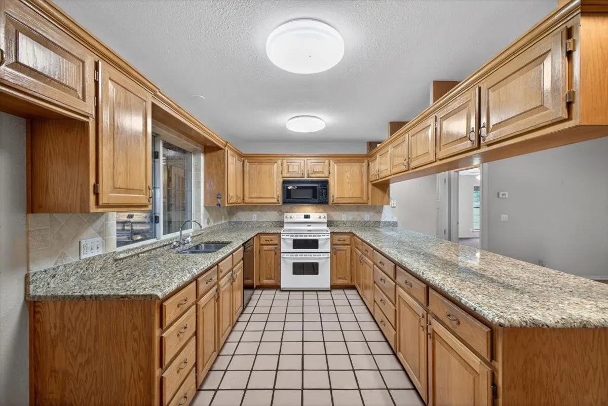 Single Family Residence For Sale in Johnson County , 4609 Slayton Road, Cleburne, Texas 76031, 3 Bedroom, 2 Bathroom, 2 Garage spaces, 2,451 Sqft, built in 1993, mls#21242357, Real Estate Agent in Cleburne, Homes For Sale in Johnson county, Homes For Sale in Cleburne, Realtor in Cleburne Texas, Real Estate Brokerage Independent Realty Texas, Luminita Cordes Realtor