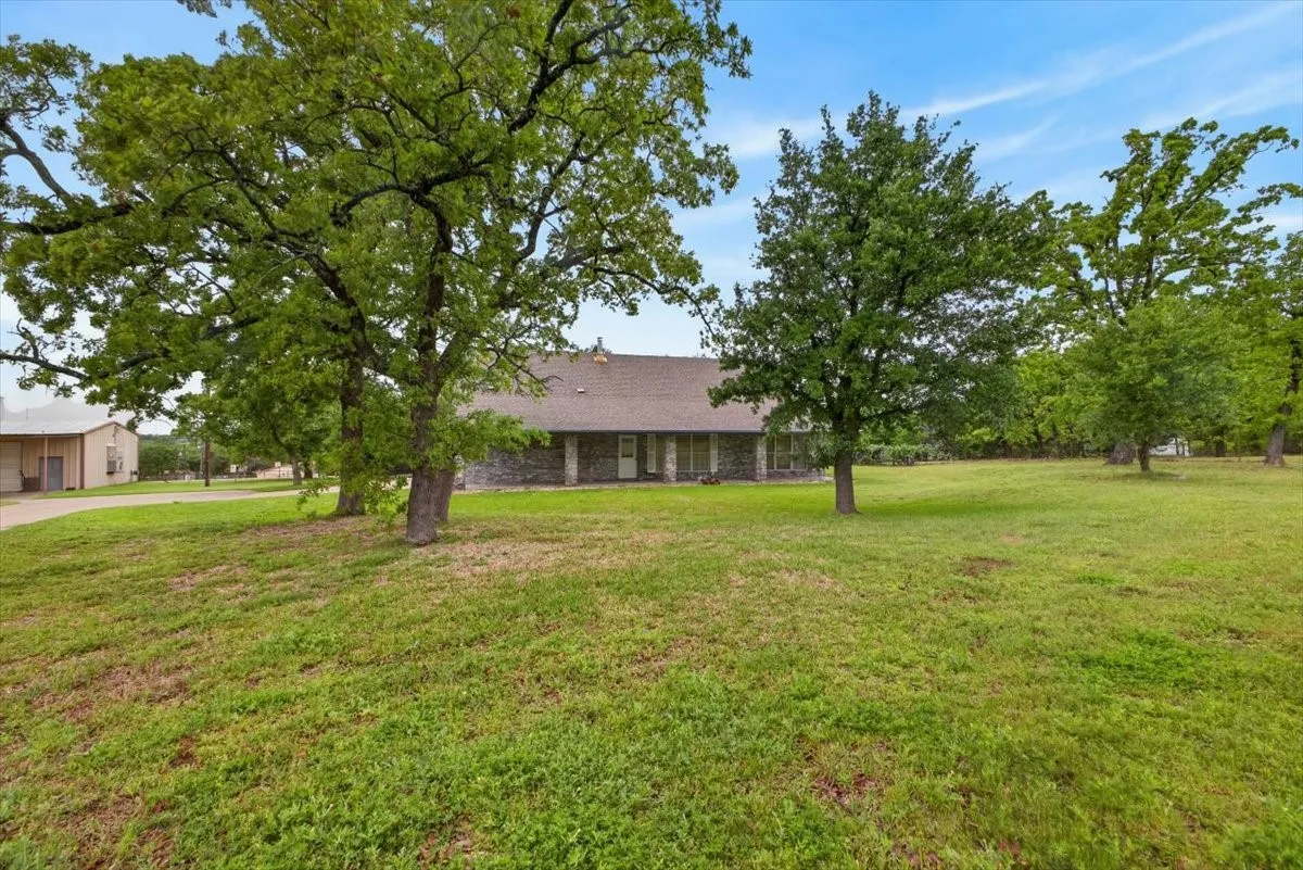 Single Family Residence For Sale in Johnson County , 4609 Slayton Road, Cleburne, Texas 76031, 3 Bedroom, 2 Bathroom, 2 Garage spaces, 2,451 Sqft, built in 1993, mls#21242357, Real Estate Agent in Cleburne, Homes For Sale in Johnson county, Homes For Sale in Cleburne, Realtor in Cleburne Texas, Real Estate Brokerage Independent Realty Texas, Luminita Cordes Realtor