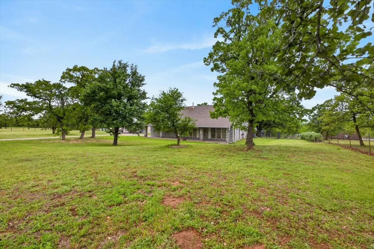 Single Family Residence For Sale in Johnson County , 4609 Slayton Road, Cleburne, Texas 76031, 3 Bedroom, 2 Bathroom, 2 Garage spaces, 2,451 Sqft, built in 1993, mls#21242357, Real Estate Agent in Cleburne, Homes For Sale in Johnson county, Homes For Sale in Cleburne, Realtor in Cleburne Texas, Real Estate Brokerage Independent Realty Texas, Luminita Cordes Realtor