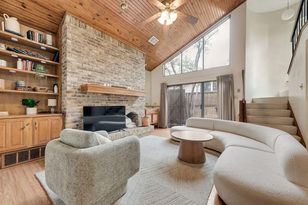 Single Family Residence For Sale in Dallas County , 6396 Abrams Court, Dallas, Texas 75231, 2 Bedroom, 2 Bathroom, 1 Garage spaces, 1,480 Sqft, built in 1980, Preowned, mls#21235272, Real Estate Agent in Dallas, Homes For Sale in Dallas county, Homes For Sale in Dallas, Realtor in Dallas Texas, Real Estate Brokerage Independent Realty Texas, Luminita Cordes Realtor