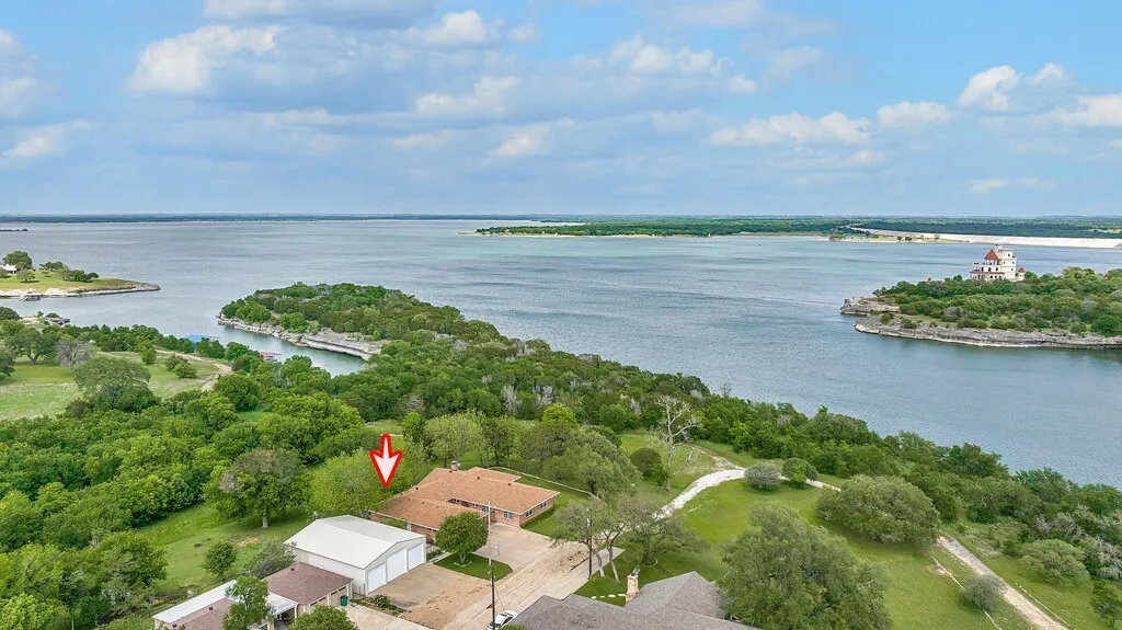 Single Family Residence For Sale in Bosque County , 209 County Road 1764, Clifton, Texas 76634, 4 Bedroom, 4 Bathroom, 5 Garage spaces, 3,018 Sqft, built in 1970, mls#21235921, Real Estate Agent in Clifton, Homes For Sale in Bosque county, Homes For Sale in Clifton, Realtor in Clifton Texas, Real Estate Brokerage Independent Realty Texas, Luminita Cordes Realtor