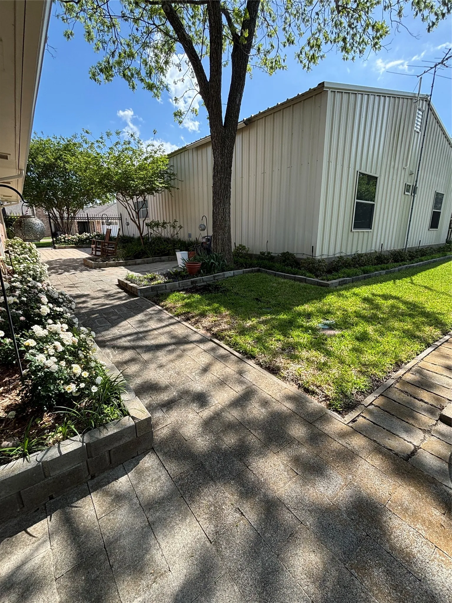 Convenient, well kept ample space for vehicles, hobies, lake toys and boat an or RV equipment, with plenty of room for workshop. Includes full guest apartment & full bath.