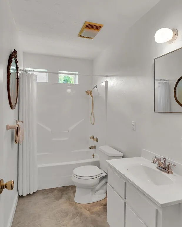 Full size bathroom in the studio apartment located within the metal building. Excellent for guests and as a VRBO or full time rental
