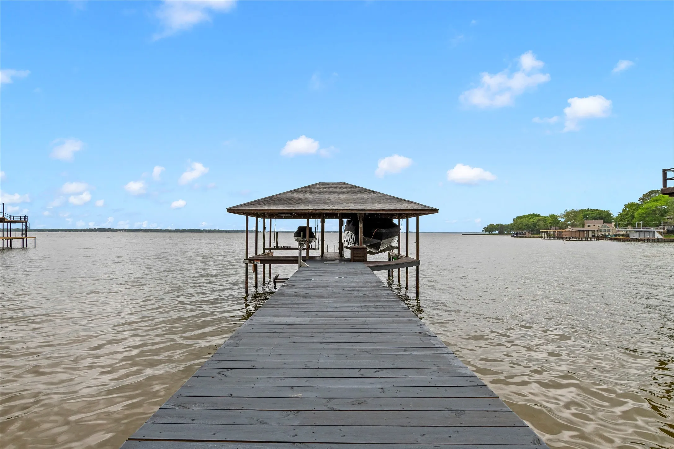 Single Family Residence For Sale in Henderson County , 158 Deer Island Road, Mabank, Texas 75156, 3 Bedroom, 2 Bathroom, Garage spaces, 1,735 Sqft, built in 1979, Preowned, mls#21240742, Real Estate Agent in Mabank, Homes For Sale in Henderson county, Homes For Sale in Mabank, Realtor in Mabank Texas, Real Estate Brokerage Independent Realty Texas, Luminita Cordes Realtor