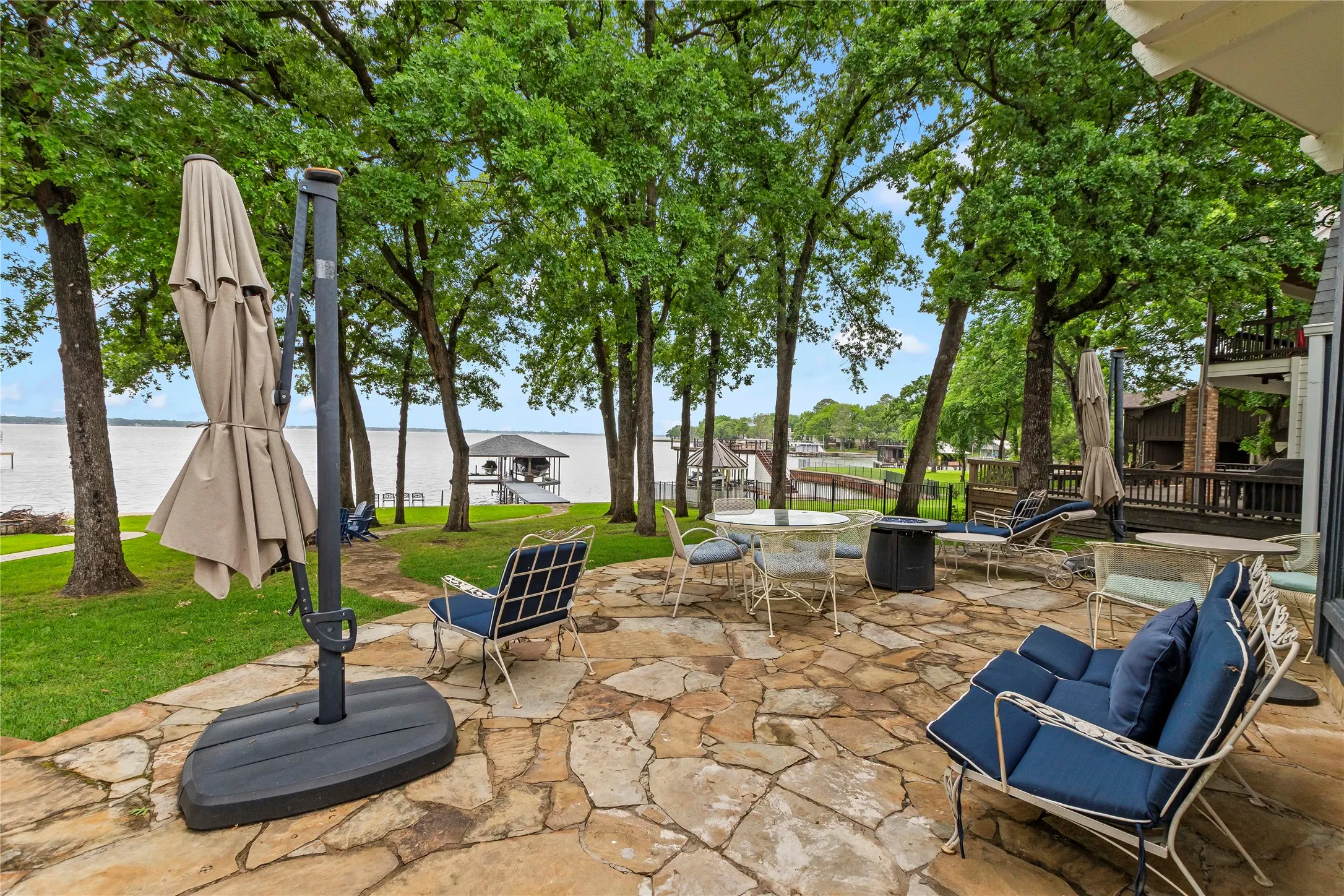 Single Family Residence For Sale in Henderson County , 158 Deer Island Road, Mabank, Texas 75156, 3 Bedroom, 2 Bathroom, Garage spaces, 1,735 Sqft, built in 1979, Preowned, mls#21240742, Real Estate Agent in Mabank, Homes For Sale in Henderson county, Homes For Sale in Mabank, Realtor in Mabank Texas, Real Estate Brokerage Independent Realty Texas, Luminita Cordes Realtor