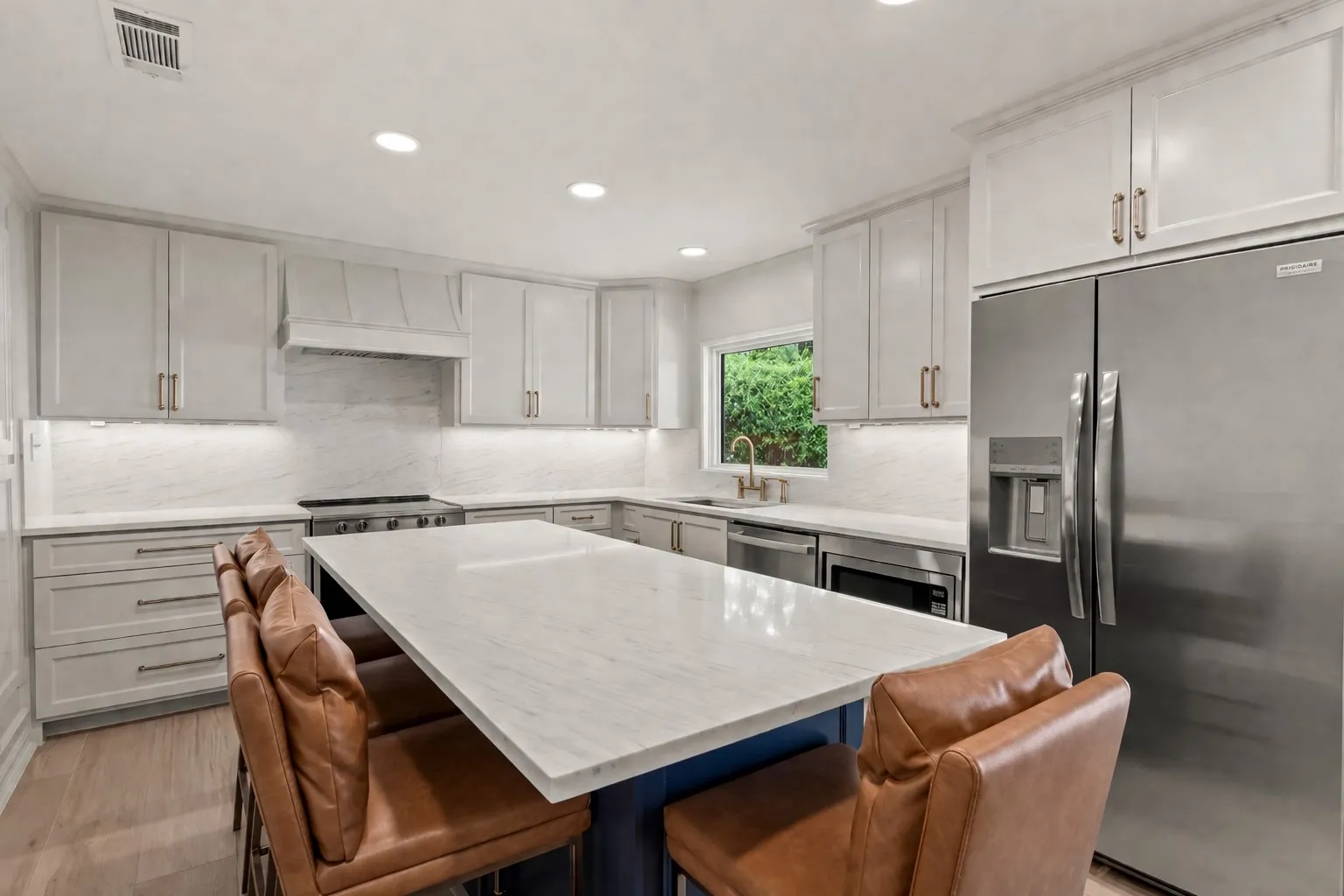 Single Family Residence For Sale in Henderson County , 158 Deer Island Road, Mabank, Texas 75156, 3 Bedroom, 2 Bathroom, Garage spaces, 1,735 Sqft, built in 1979, Preowned, mls#21240742, Real Estate Agent in Mabank, Homes For Sale in Henderson county, Homes For Sale in Mabank, Realtor in Mabank Texas, Real Estate Brokerage Independent Realty Texas, Luminita Cordes Realtor
