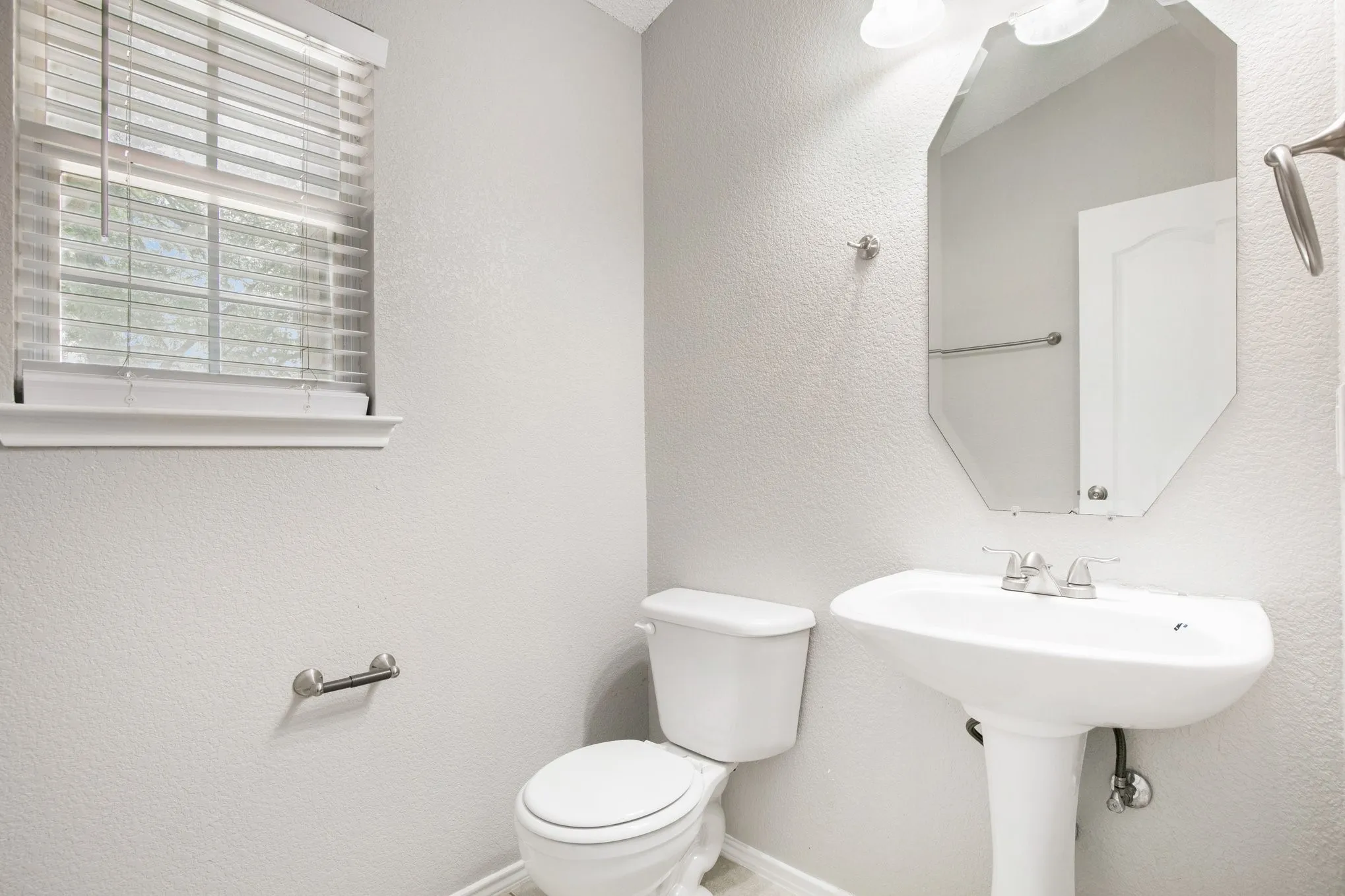Single Family Residence For Sale in Johnson County , 2624 Buffalo Run, Burleson, Texas 76028, 3 Bedroom, 3 Bathroom, 2 Garage spaces, 2,060 Sqft, built in 2004, mls#21237280, Real Estate Agent in Burleson, Homes For Sale in Johnson county, Homes For Sale in Burleson, Realtor in Burleson Texas, Real Estate Brokerage Independent Realty Texas, Luminita Cordes Realtor