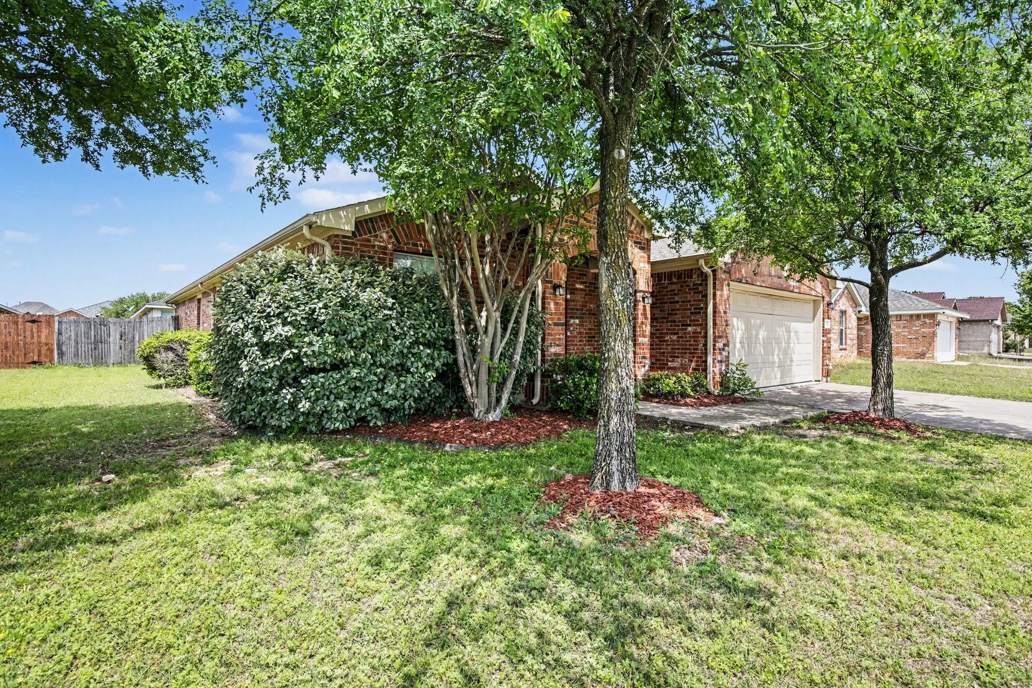 Single Family Residence For Sale in Johnson County , 2624 Buffalo Run, Burleson, Texas 76028, 3 Bedroom, 3 Bathroom, 2 Garage spaces, 2,060 Sqft, built in 2004, mls#21237280, Real Estate Agent in Burleson, Homes For Sale in Johnson county, Homes For Sale in Burleson, Realtor in Burleson Texas, Real Estate Brokerage Independent Realty Texas, Luminita Cordes Realtor