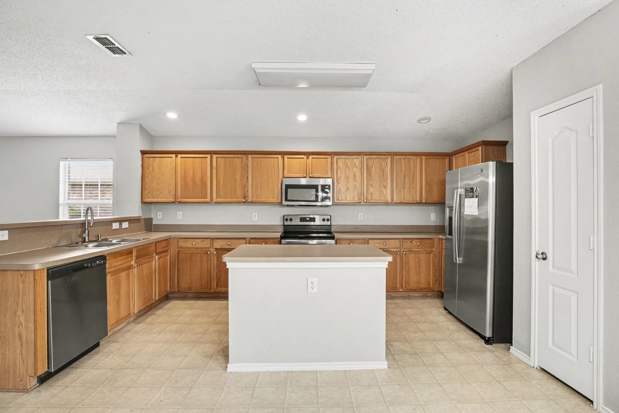 Single Family Residence For Sale in Johnson County , 2624 Buffalo Run, Burleson, Texas 76028, 3 Bedroom, 3 Bathroom, 2 Garage spaces, 2,060 Sqft, built in 2004, mls#21237280, Real Estate Agent in Burleson, Homes For Sale in Johnson county, Homes For Sale in Burleson, Realtor in Burleson Texas, Real Estate Brokerage Independent Realty Texas, Luminita Cordes Realtor