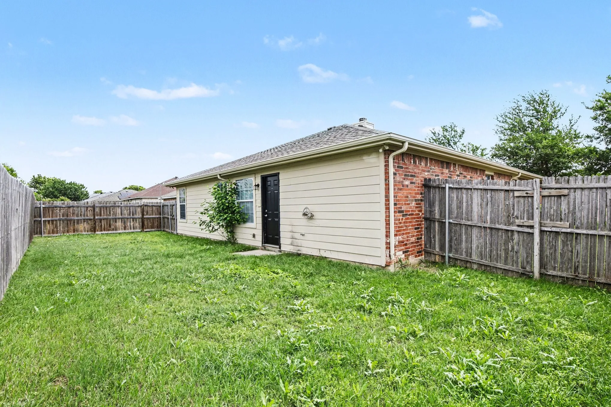 Single Family Residence For Sale in Johnson County , 2624 Buffalo Run, Burleson, Texas 76028, 3 Bedroom, 3 Bathroom, 2 Garage spaces, 2,060 Sqft, built in 2004, mls#21237280, Real Estate Agent in Burleson, Homes For Sale in Johnson county, Homes For Sale in Burleson, Realtor in Burleson Texas, Real Estate Brokerage Independent Realty Texas, Luminita Cordes Realtor
