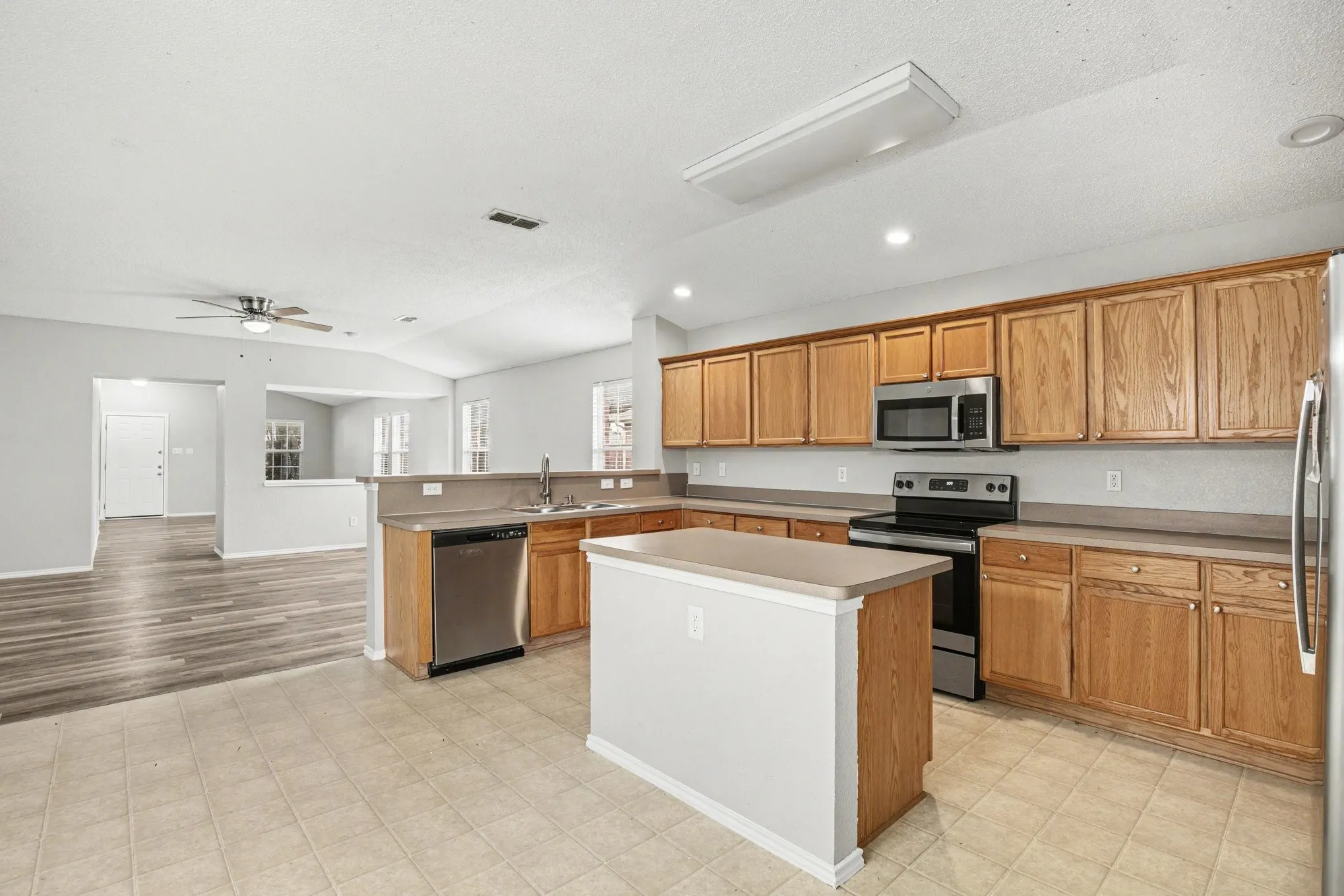 Single Family Residence For Sale in Johnson County , 2624 Buffalo Run, Burleson, Texas 76028, 3 Bedroom, 3 Bathroom, 2 Garage spaces, 2,060 Sqft, built in 2004, mls#21237280, Real Estate Agent in Burleson, Homes For Sale in Johnson county, Homes For Sale in Burleson, Realtor in Burleson Texas, Real Estate Brokerage Independent Realty Texas, Luminita Cordes Realtor