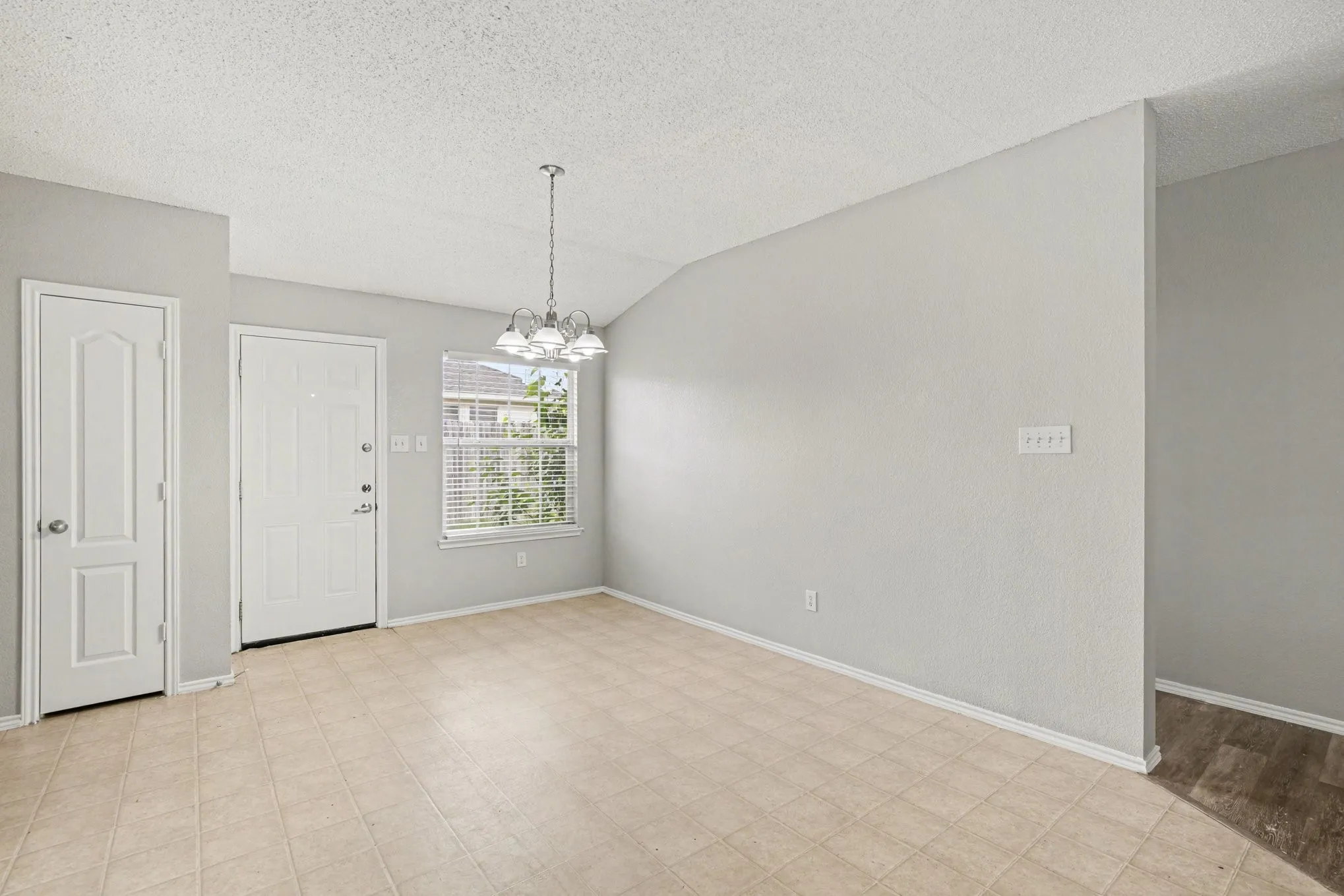 Single Family Residence For Sale in Johnson County , 2624 Buffalo Run, Burleson, Texas 76028, 3 Bedroom, 3 Bathroom, 2 Garage spaces, 2,060 Sqft, built in 2004, mls#21237280, Real Estate Agent in Burleson, Homes For Sale in Johnson county, Homes For Sale in Burleson, Realtor in Burleson Texas, Real Estate Brokerage Independent Realty Texas, Luminita Cordes Realtor