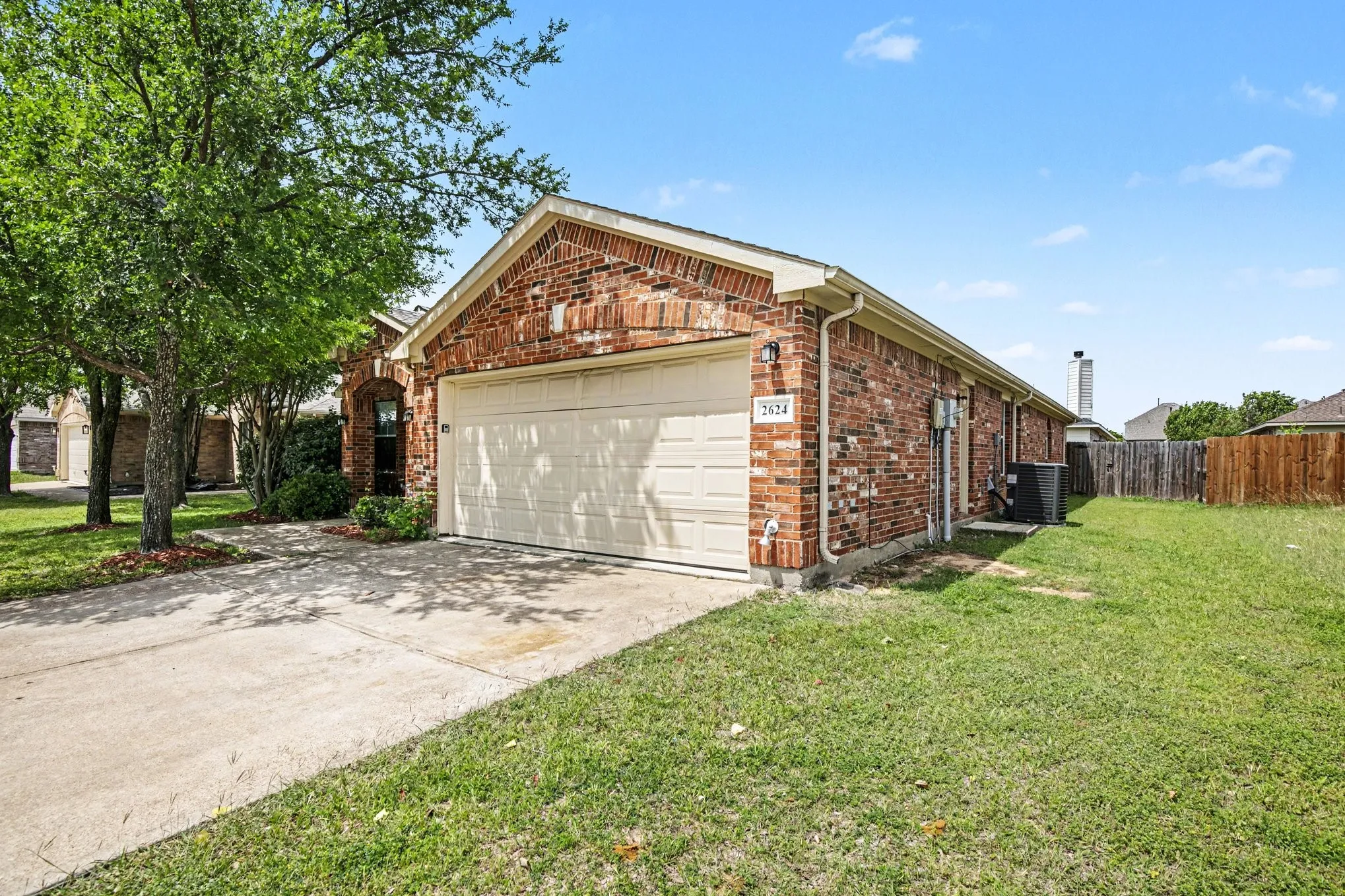 Single Family Residence For Sale in Johnson County , 2624 Buffalo Run, Burleson, Texas 76028, 3 Bedroom, 3 Bathroom, 2 Garage spaces, 2,060 Sqft, built in 2004, mls#21237280, Real Estate Agent in Burleson, Homes For Sale in Johnson county, Homes For Sale in Burleson, Realtor in Burleson Texas, Real Estate Brokerage Independent Realty Texas, Luminita Cordes Realtor