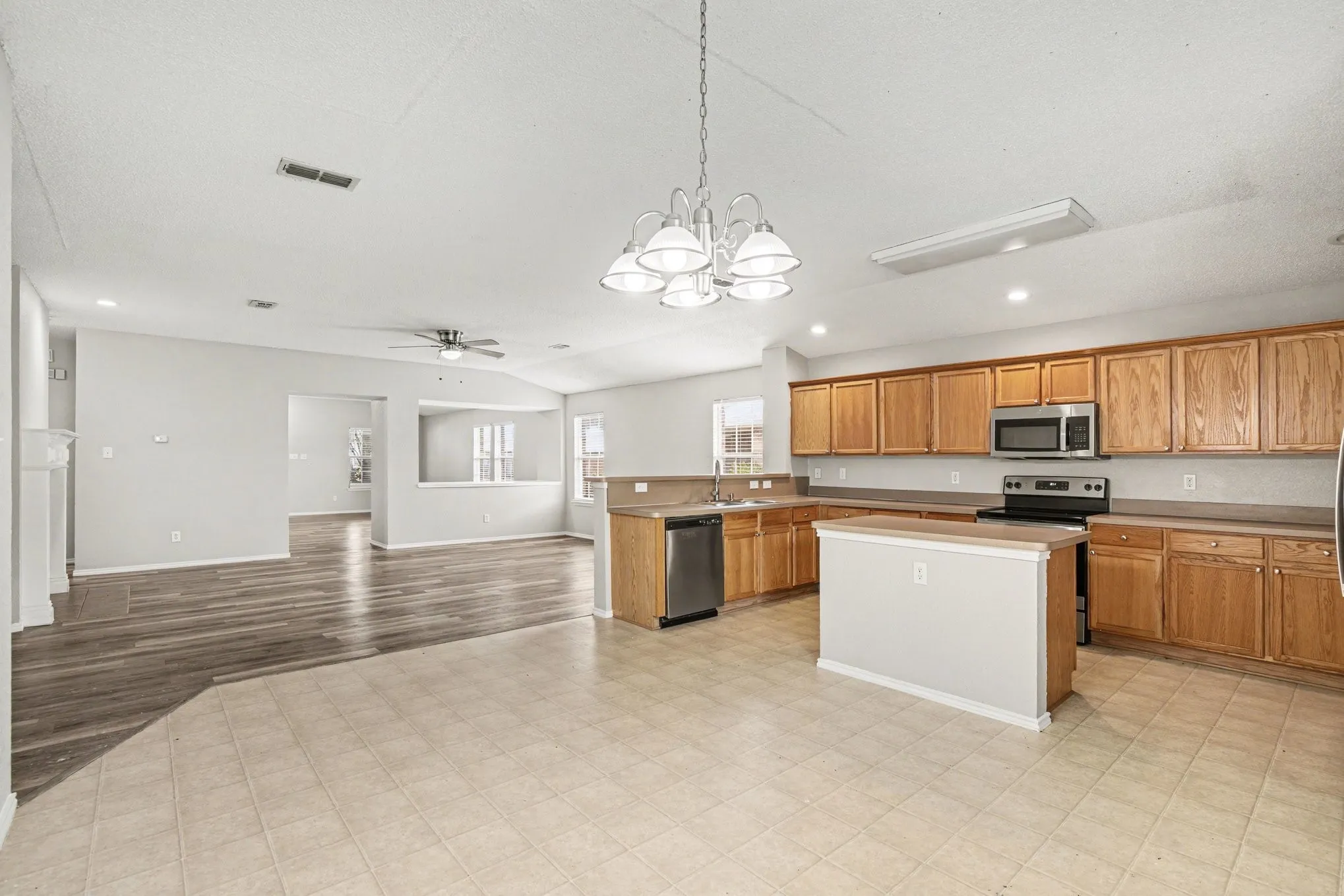 Single Family Residence For Sale in Johnson County , 2624 Buffalo Run, Burleson, Texas 76028, 3 Bedroom, 3 Bathroom, 2 Garage spaces, 2,060 Sqft, built in 2004, mls#21237280, Real Estate Agent in Burleson, Homes For Sale in Johnson county, Homes For Sale in Burleson, Realtor in Burleson Texas, Real Estate Brokerage Independent Realty Texas, Luminita Cordes Realtor