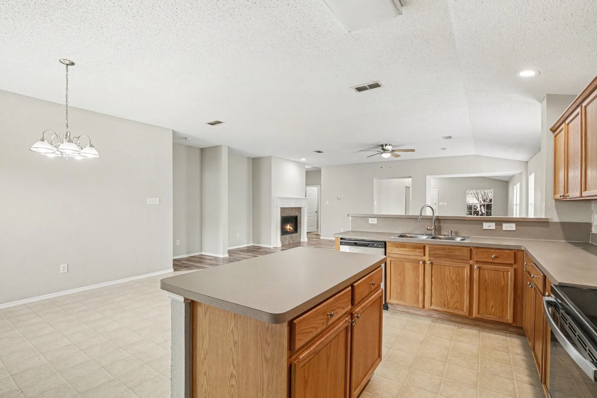 Single Family Residence For Sale in Johnson County , 2624 Buffalo Run, Burleson, Texas 76028, 3 Bedroom, 3 Bathroom, 2 Garage spaces, 2,060 Sqft, built in 2004, mls#21237280, Real Estate Agent in Burleson, Homes For Sale in Johnson county, Homes For Sale in Burleson, Realtor in Burleson Texas, Real Estate Brokerage Independent Realty Texas, Luminita Cordes Realtor