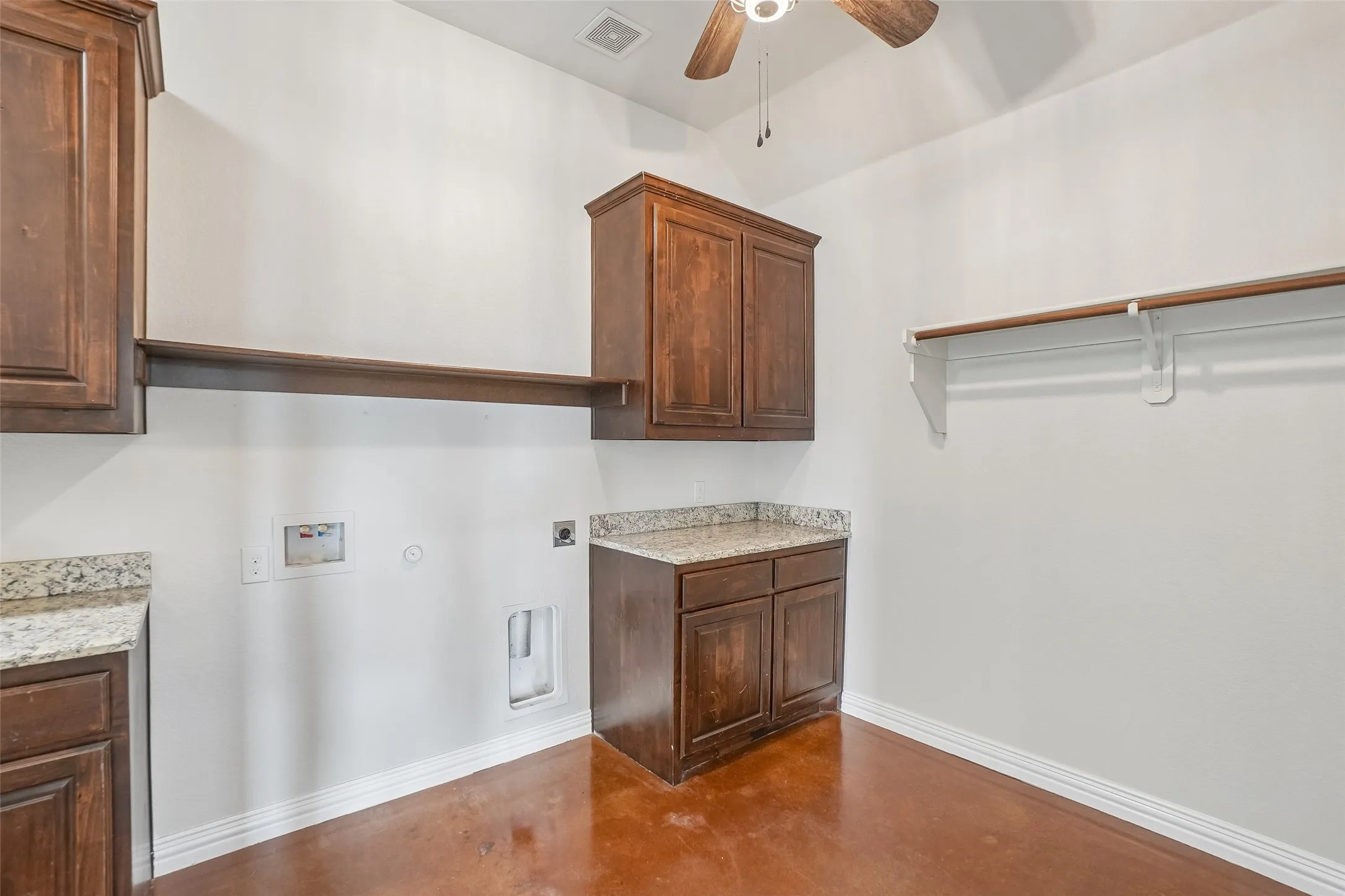 Single Family Residence For Sale in Ellis County , 6411 Caliche Circle, Midlothian, Texas 76065, 4 Bedroom, 4 Bathroom, 3 Garage spaces, 3,278 Sqft, built in 2017, mls#21228545, Real Estate Agent in Midlothian, Homes For Sale in Ellis county, Homes For Sale in Midlothian, Realtor in Midlothian Texas, Real Estate Brokerage Independent Realty Texas, Luminita Cordes Realtor