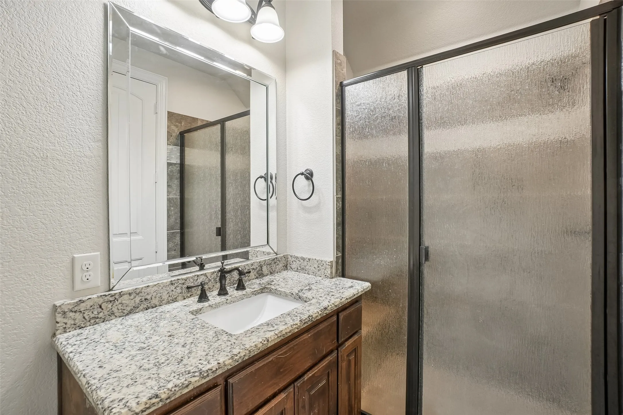 Single Family Residence For Sale in Ellis County , 6411 Caliche Circle, Midlothian, Texas 76065, 4 Bedroom, 4 Bathroom, 3 Garage spaces, 3,278 Sqft, built in 2017, mls#21228545, Real Estate Agent in Midlothian, Homes For Sale in Ellis county, Homes For Sale in Midlothian, Realtor in Midlothian Texas, Real Estate Brokerage Independent Realty Texas, Luminita Cordes Realtor