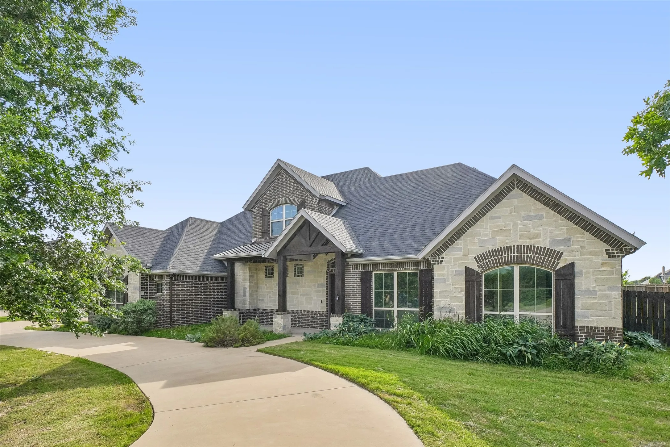 Single Family Residence For Sale in Ellis County , 6411 Caliche Circle, Midlothian, Texas 76065, 4 Bedroom, 4 Bathroom, 3 Garage spaces, 3,278 Sqft, built in 2017, mls#21228545, Real Estate Agent in Midlothian, Homes For Sale in Ellis county, Homes For Sale in Midlothian, Realtor in Midlothian Texas, Real Estate Brokerage Independent Realty Texas, Luminita Cordes Realtor
